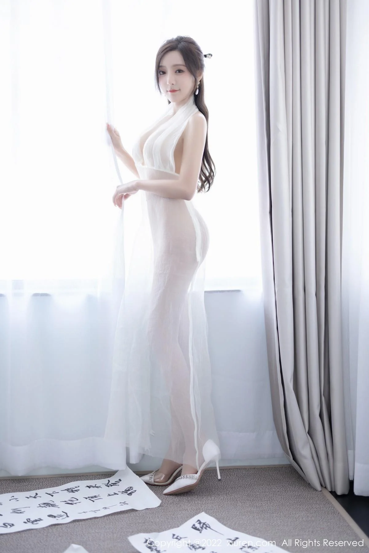 王馨瑶yanni性感白色连衣裙配超薄肉丝秀翘臀美腿绝美写真 第 52 张