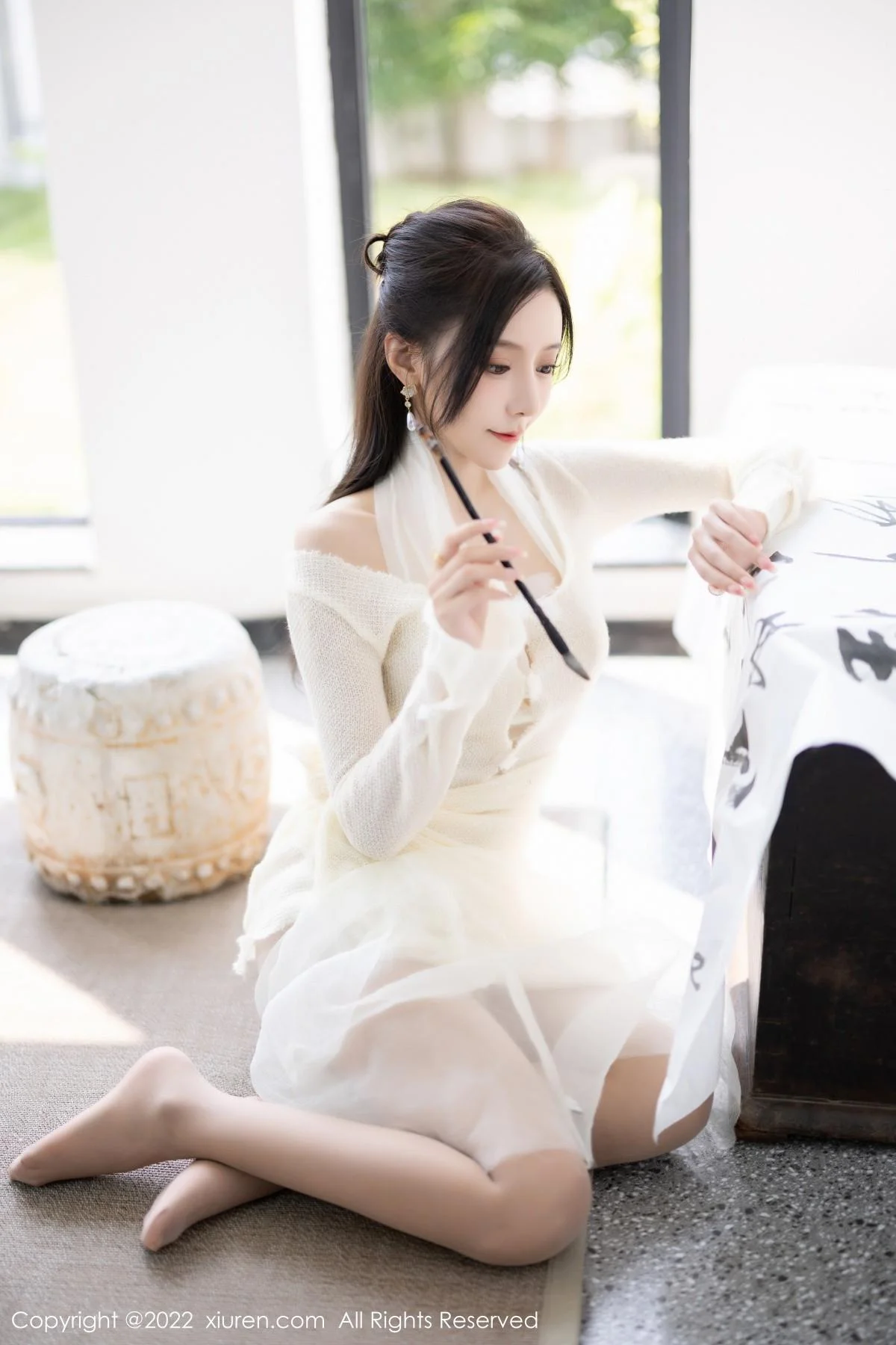 王馨瑶yanni性感白色连衣裙配超薄肉丝秀翘臀美腿绝美写真 第 6 张