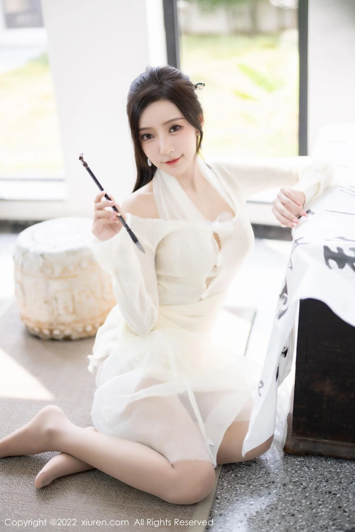 王馨瑶yanni性感白色连衣裙配超薄肉丝秀翘臀美腿绝美写真 第 7 张