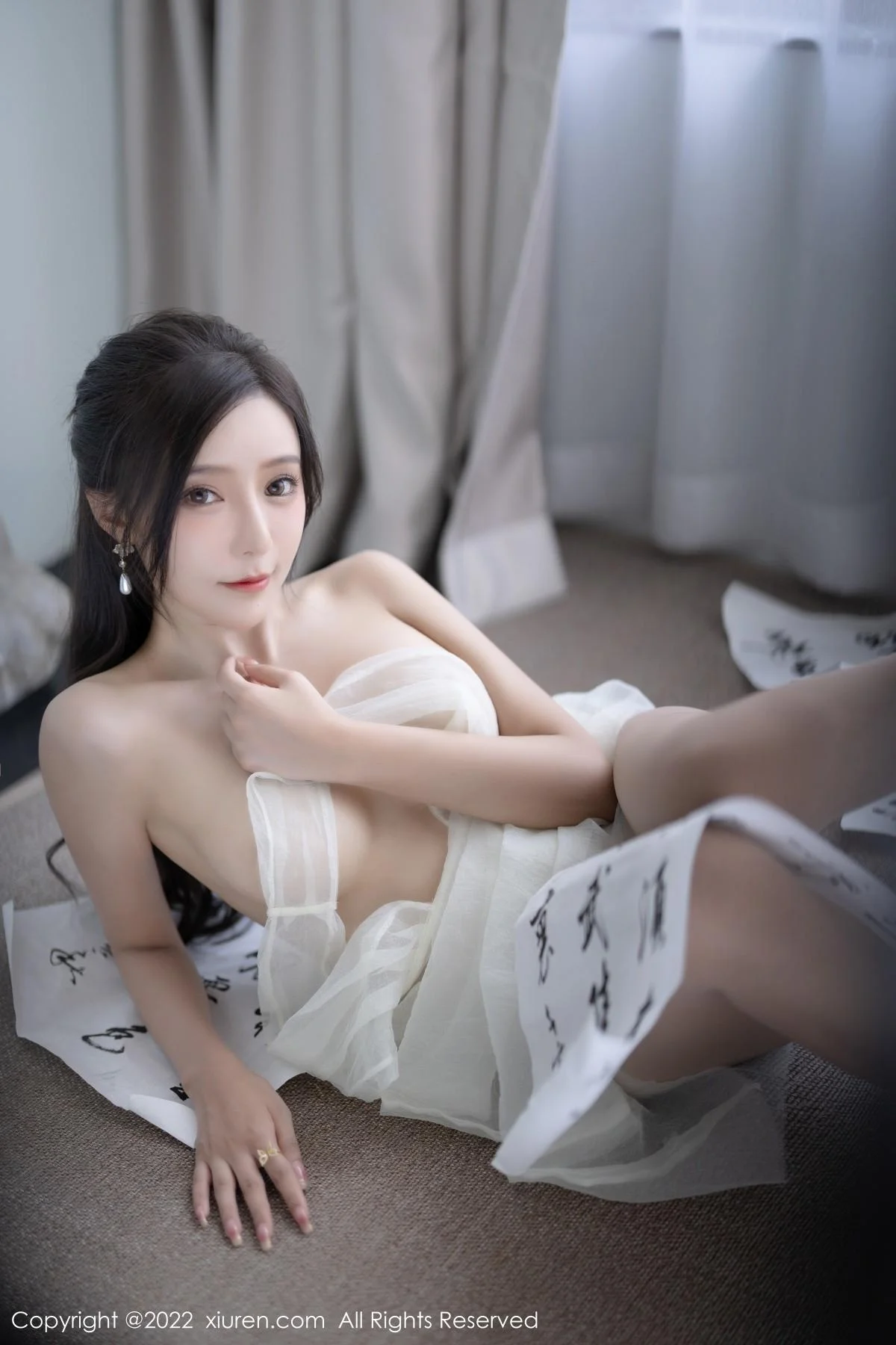 王馨瑶yanni性感白色连衣裙配超薄肉丝秀翘臀美腿绝美写真 第 85 张