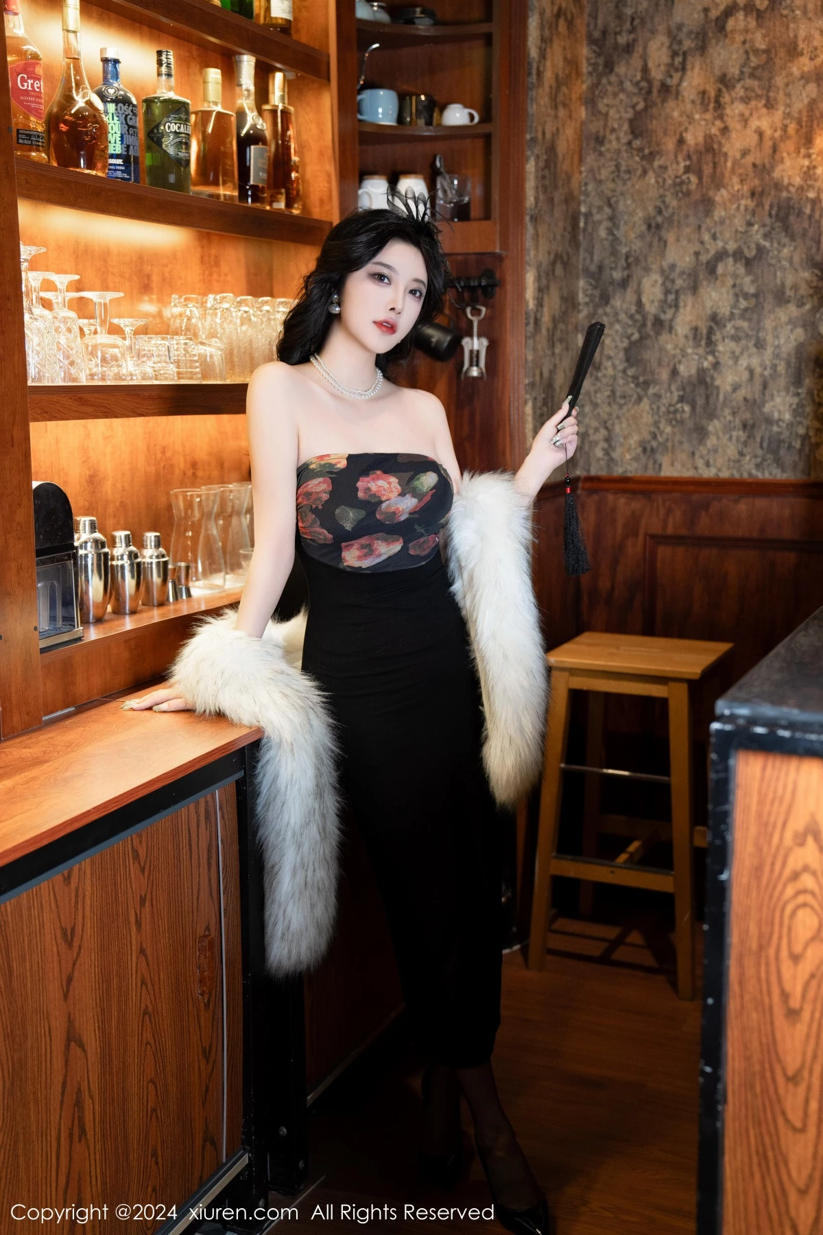 杨晨晨Yome性感深色露肩连衣短裙配黑丝吊袜完美绝美写真 第 1 张