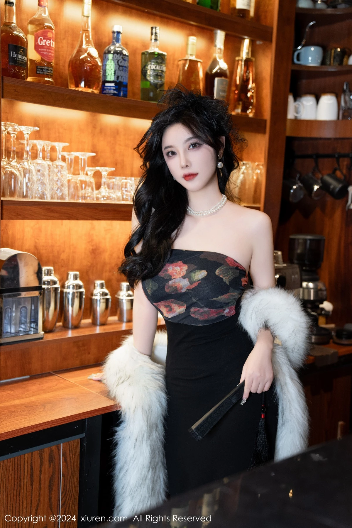 杨晨晨Yome性感深色露肩连衣短裙配黑丝吊袜完美绝美写真 第 2 张