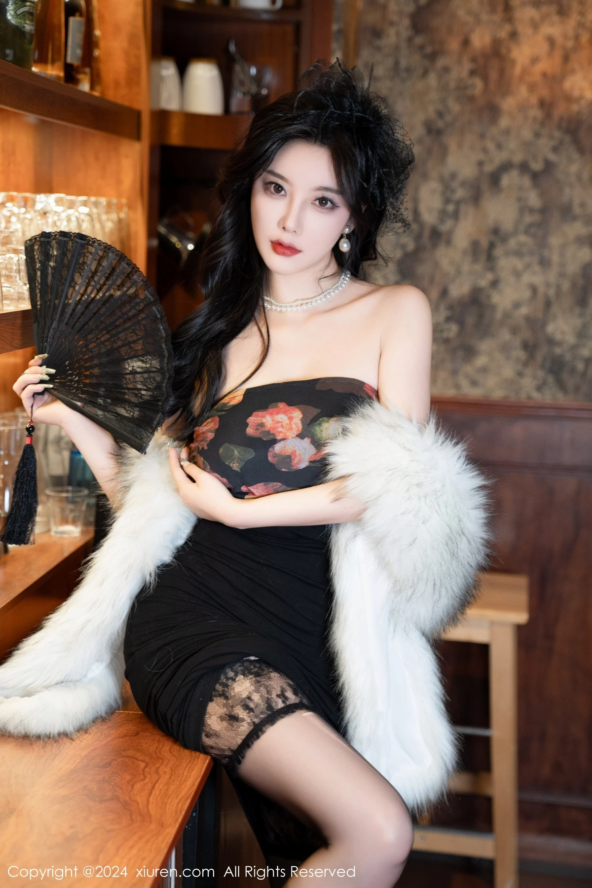 杨晨晨Yome性感深色露肩连衣短裙配黑丝吊袜完美绝美写真 第 24 张
