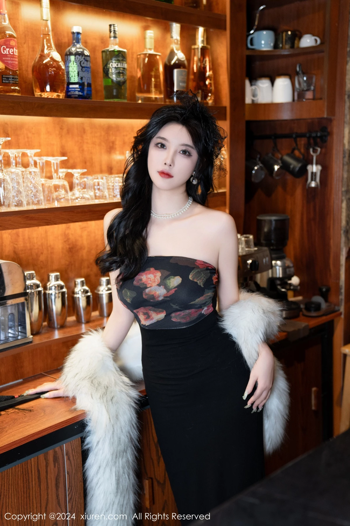 杨晨晨Yome性感深色露肩连衣短裙配黑丝吊袜完美绝美写真 第 3 张
