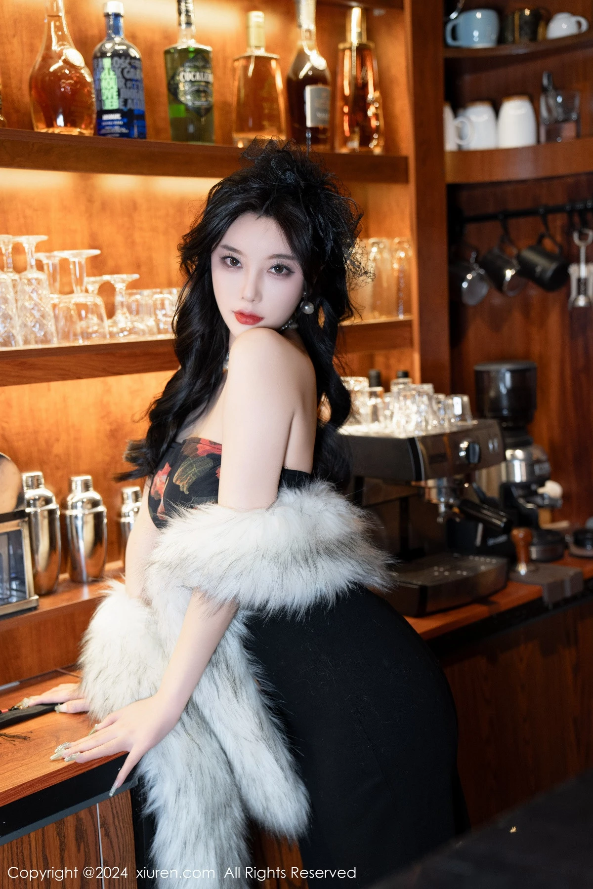 杨晨晨Yome性感深色露肩连衣短裙配黑丝吊袜完美绝美写真 第 5 张