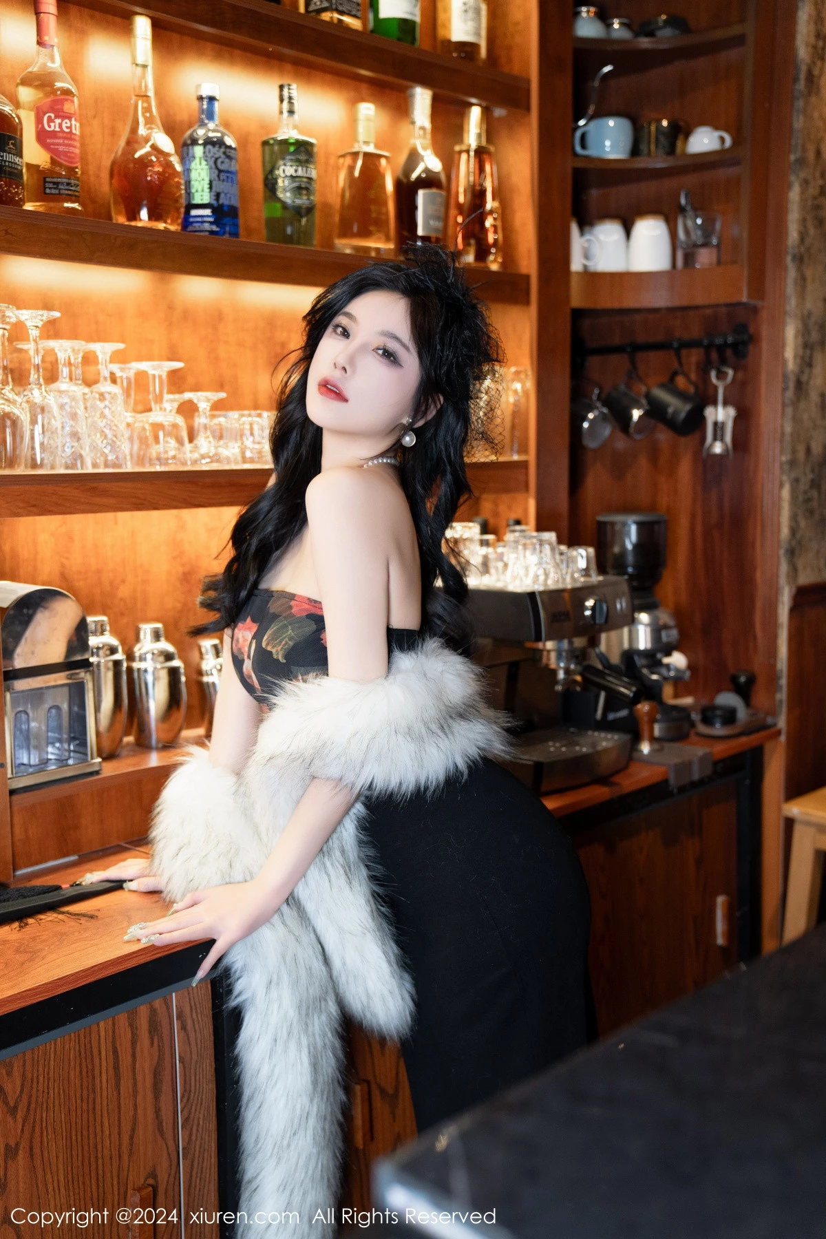 杨晨晨Yome性感深色露肩连衣短裙配黑丝吊袜完美绝美写真 第 6 张