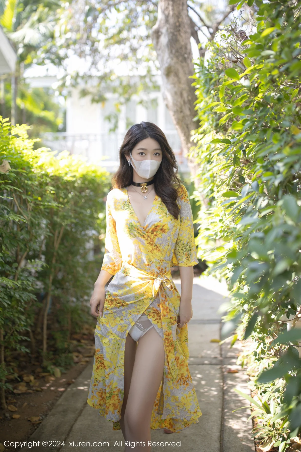 唐安琪性感黄色长裙露白色蕾丝内衣配原色丝袜迷人绝美写真 第 1 张
