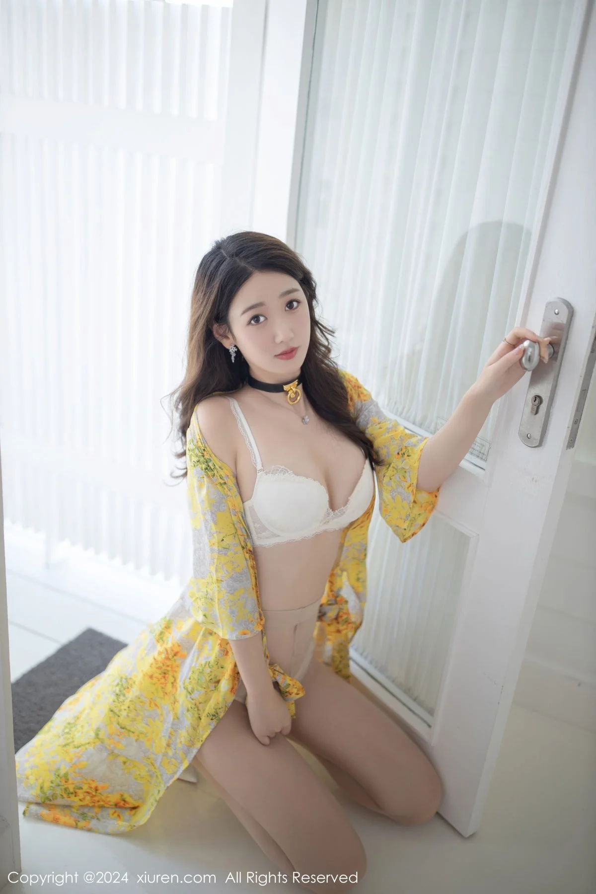 唐安琪性感黄色长裙露白色蕾丝内衣配原色丝袜迷人绝美写真 第 11 张