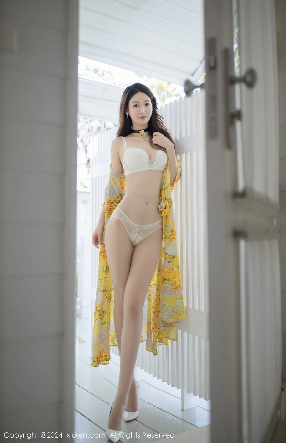 唐安琪性感黄色长裙露白色蕾丝内衣配原色丝袜迷人绝美写真 第 15 张