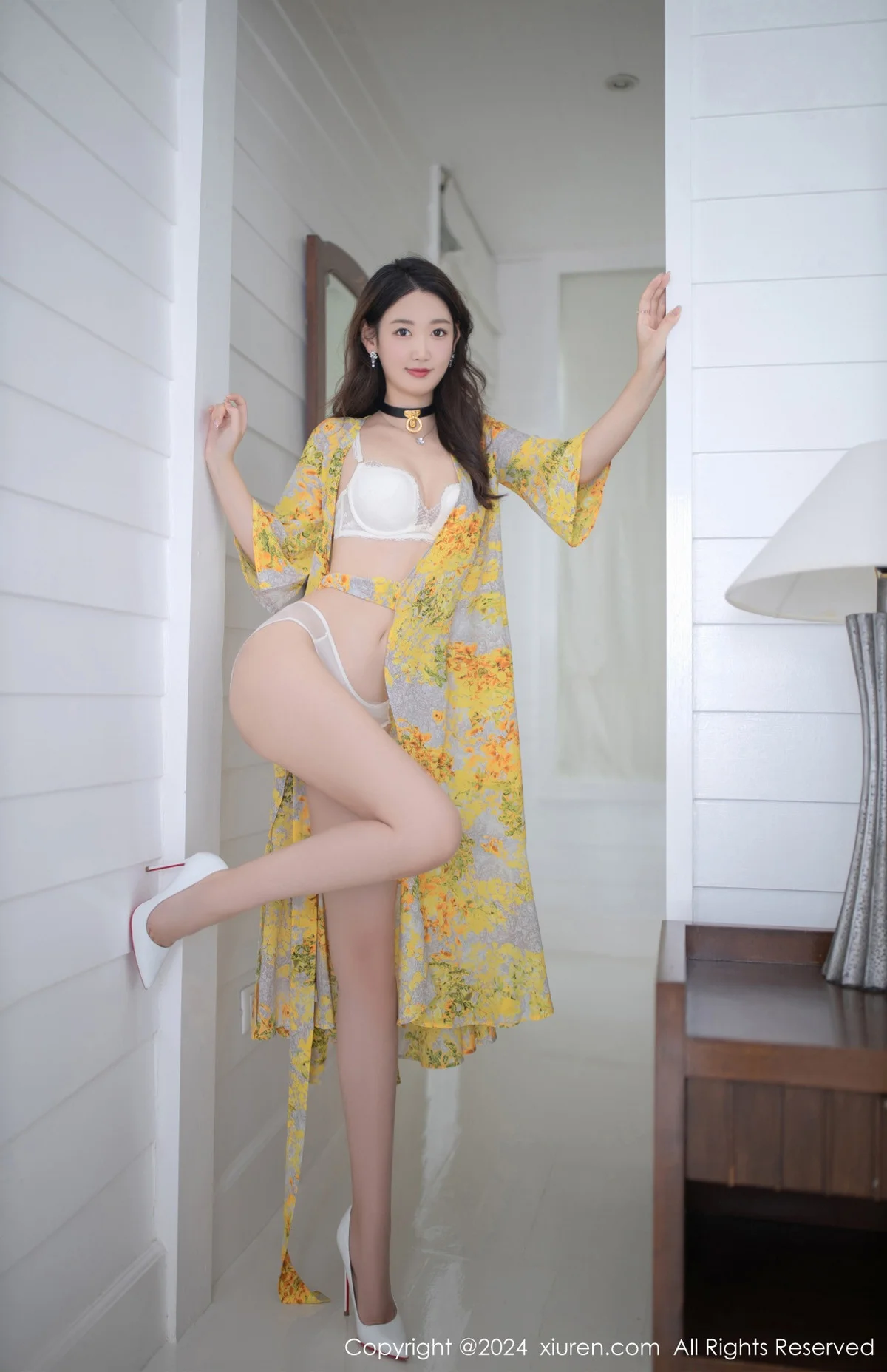 唐安琪性感黄色长裙露白色蕾丝内衣配原色丝袜迷人绝美写真 第 9 张