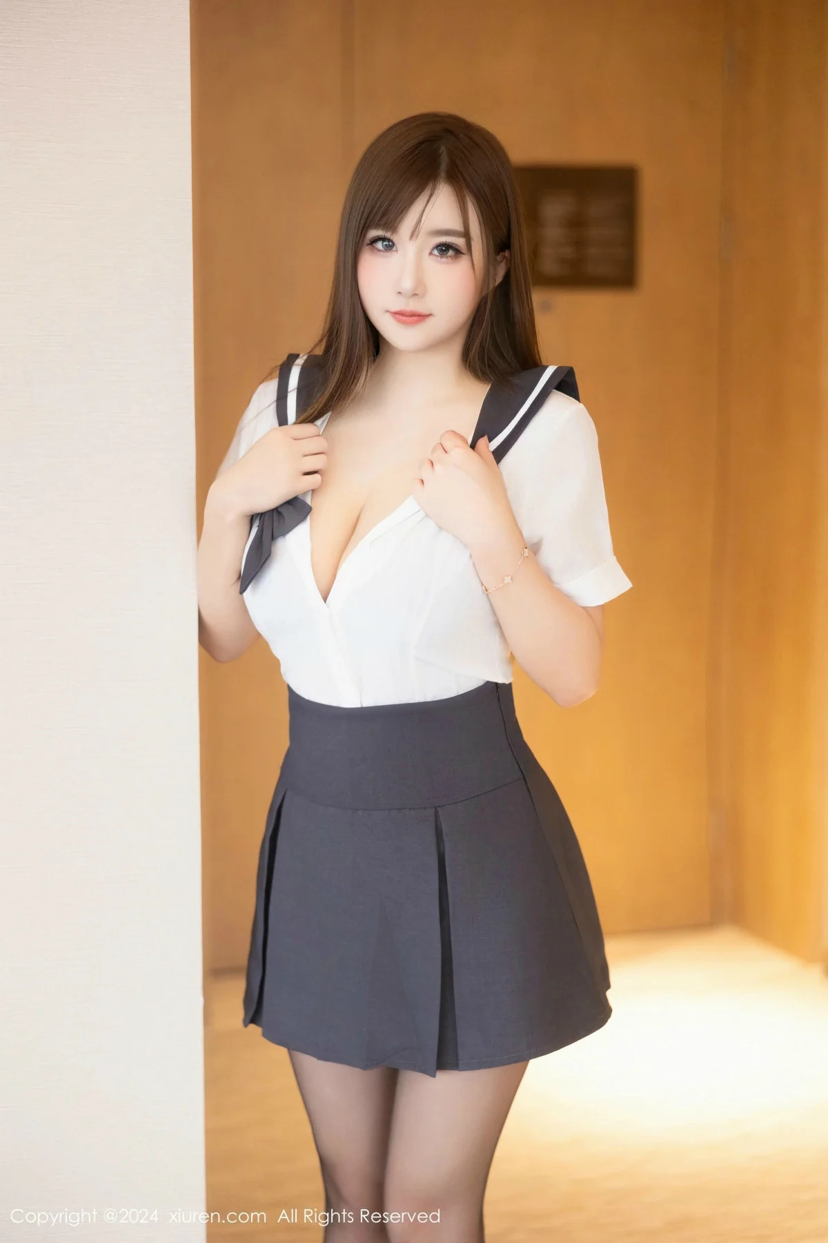 小肉肉咪性感灰色JK制服配超薄黑丝秀凹凸身材撩人绝美写真 第 10 张