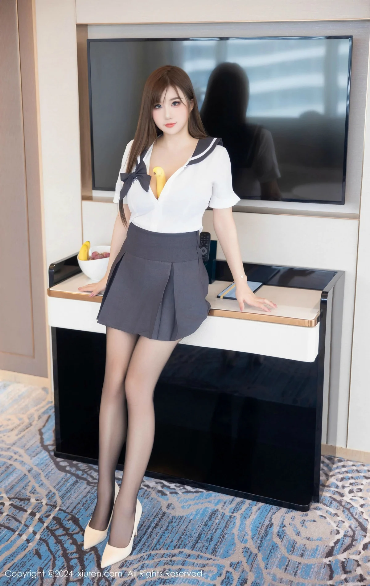 小肉肉咪性感灰色JK制服配超薄黑丝秀凹凸身材撩人绝美写真 第 17 张