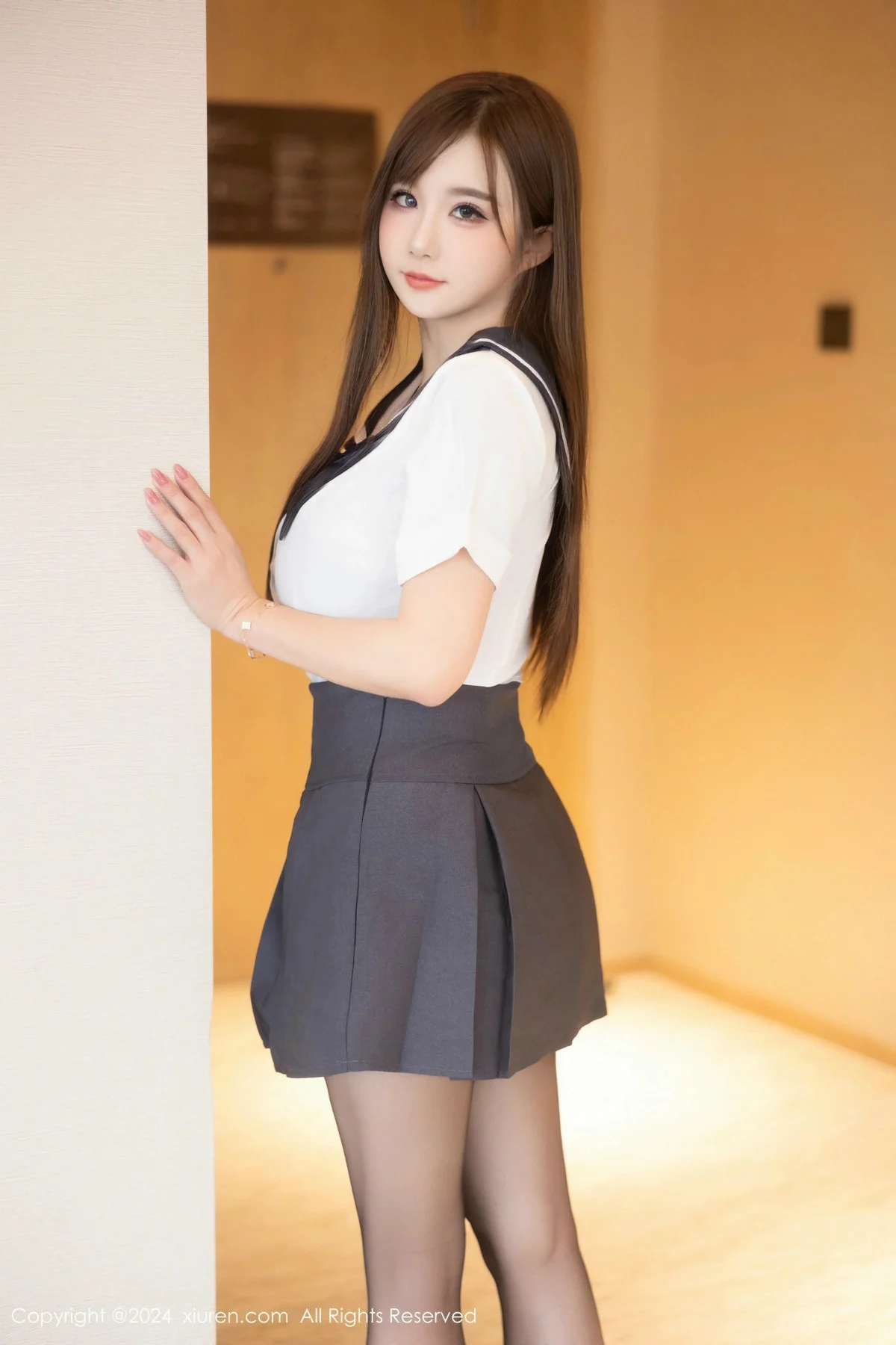 小肉肉咪性感灰色JK制服配超薄黑丝秀凹凸身材撩人绝美写真 第 6 张