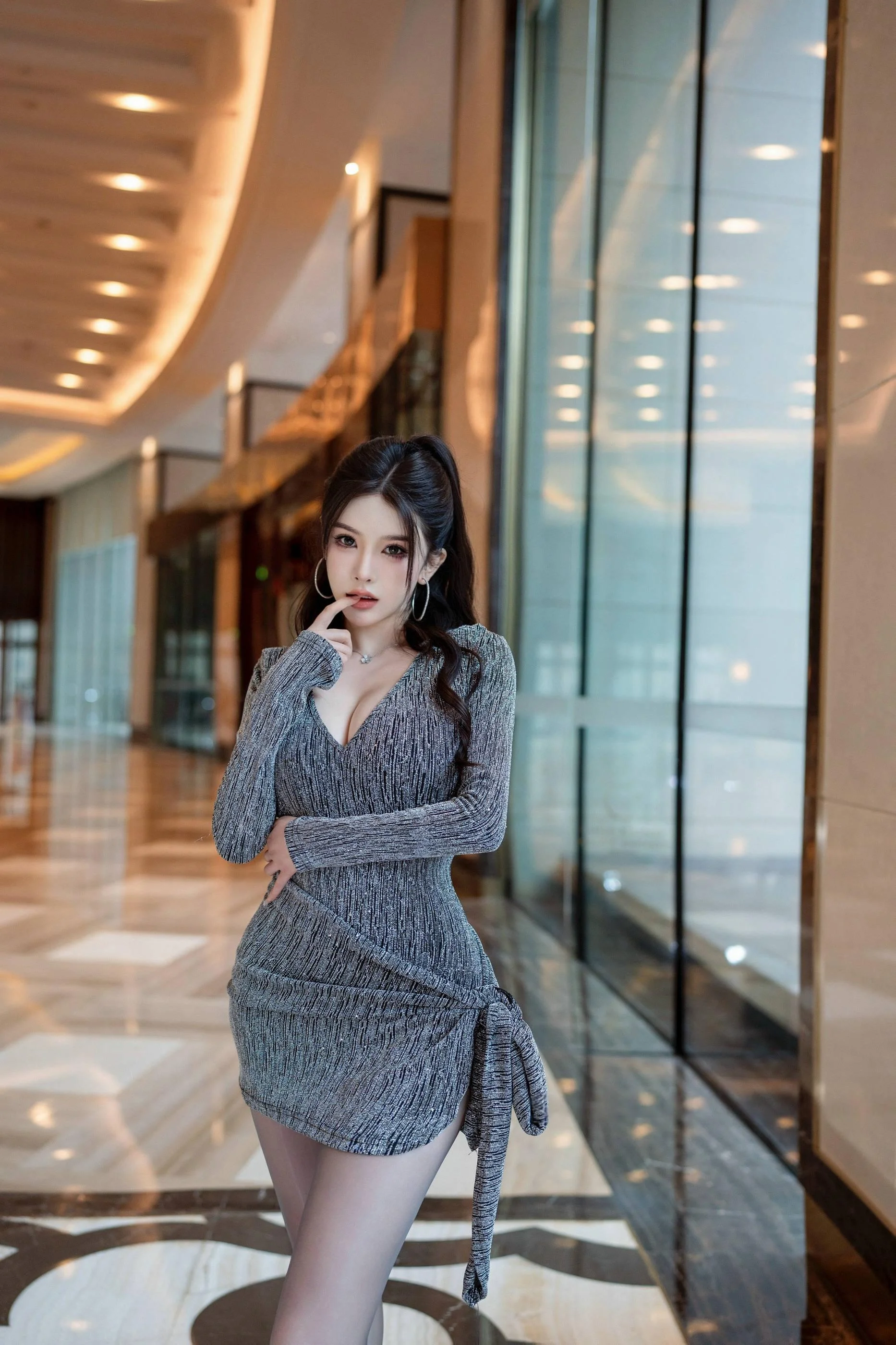 [秀人付费] 李丽莎 诱人私拍福利 开裆灰丝诱惑 第 17 张