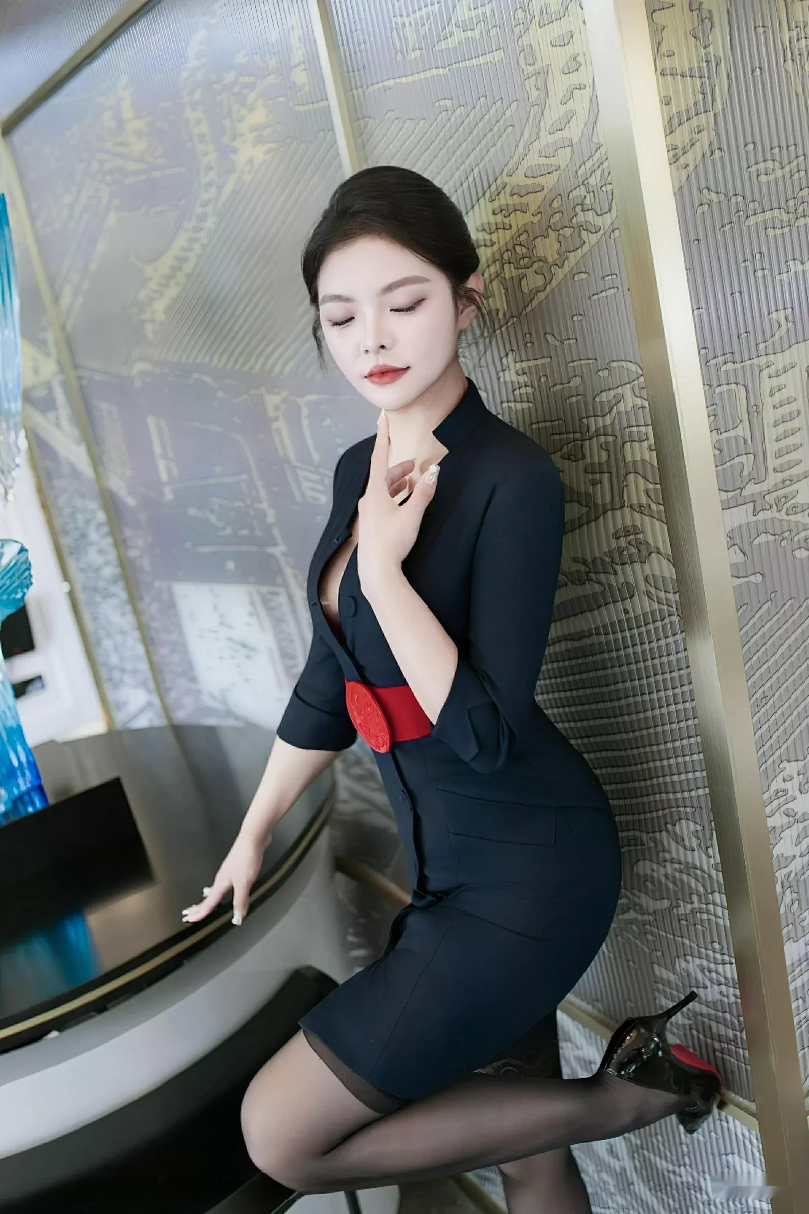 冬安性感OL服饰露红色蕾丝内衣配黑丝袜秀丰满身材绝美写真 第 22 张