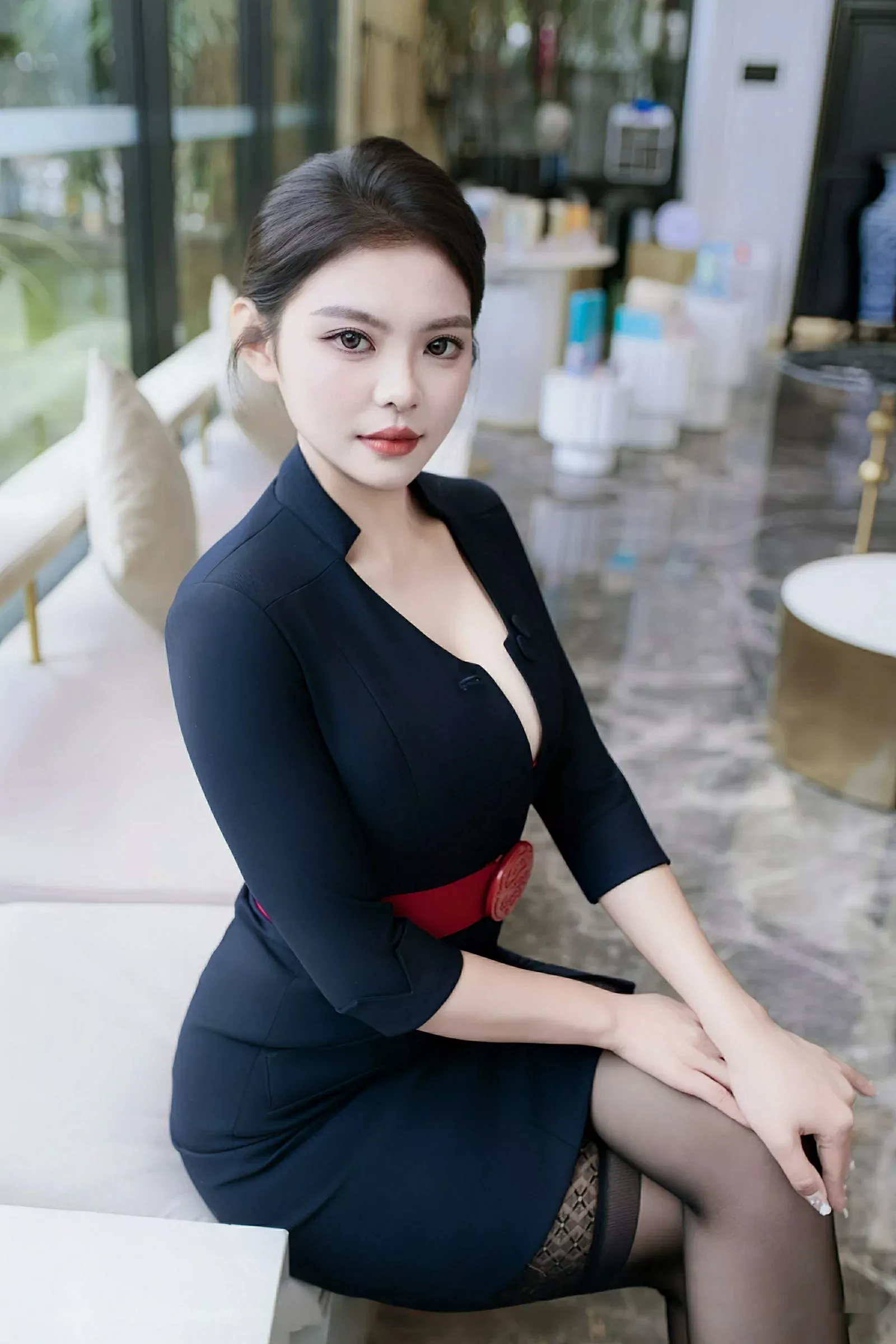冬安性感OL服饰露红色蕾丝内衣配黑丝袜秀丰满身材绝美写真 第 4 张