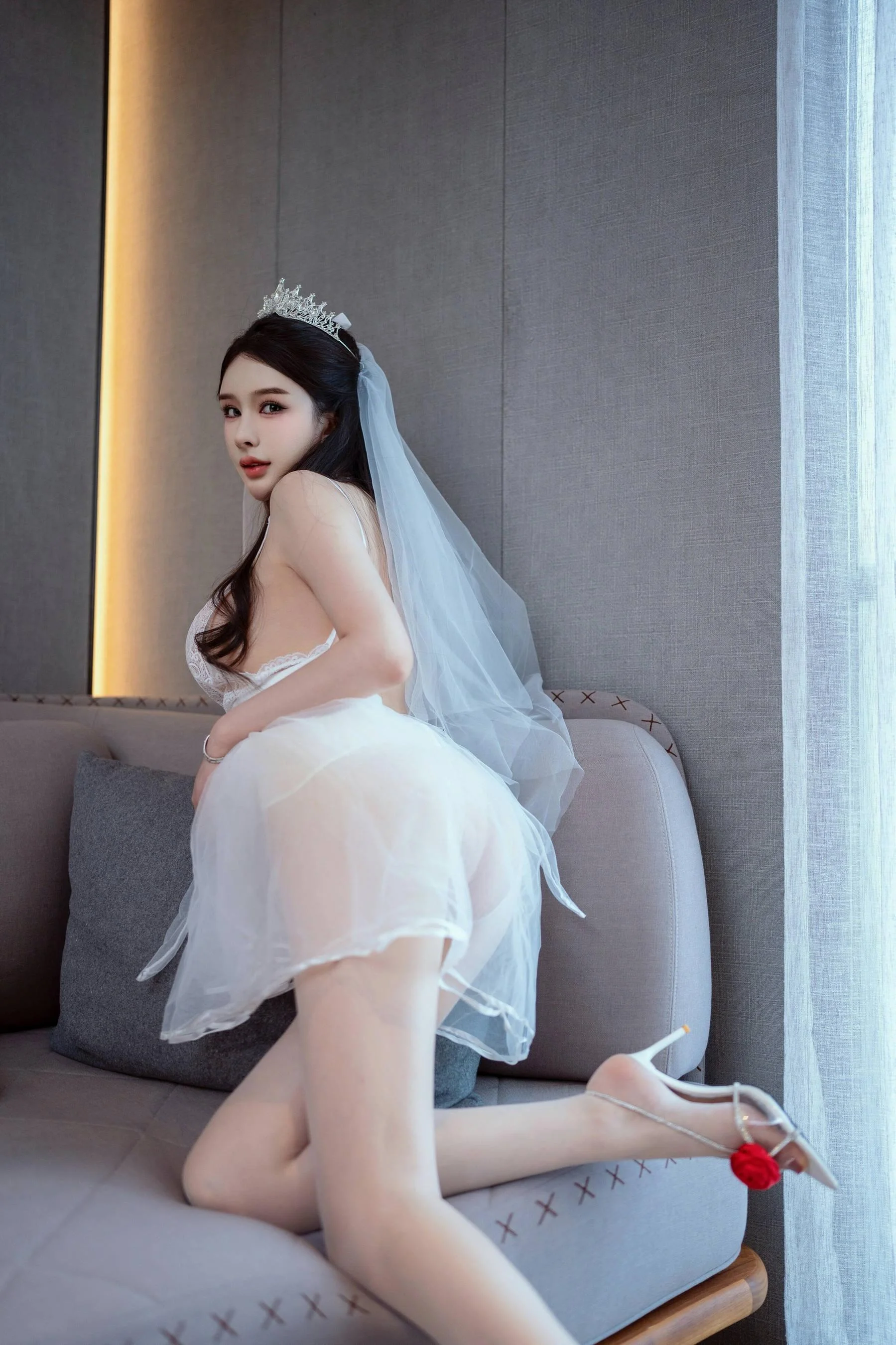 [秀人精选] 李丽莎 诱人私拍福利 在逃公主 第 142 张