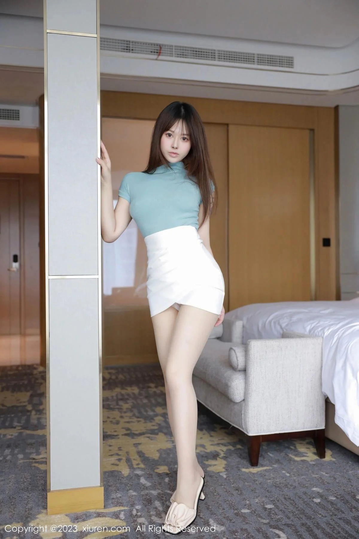 Evelyn艾莉蓝色上衣配白短裙露超薄肉丝秀翘臀惹火绝美写真 第 8 张