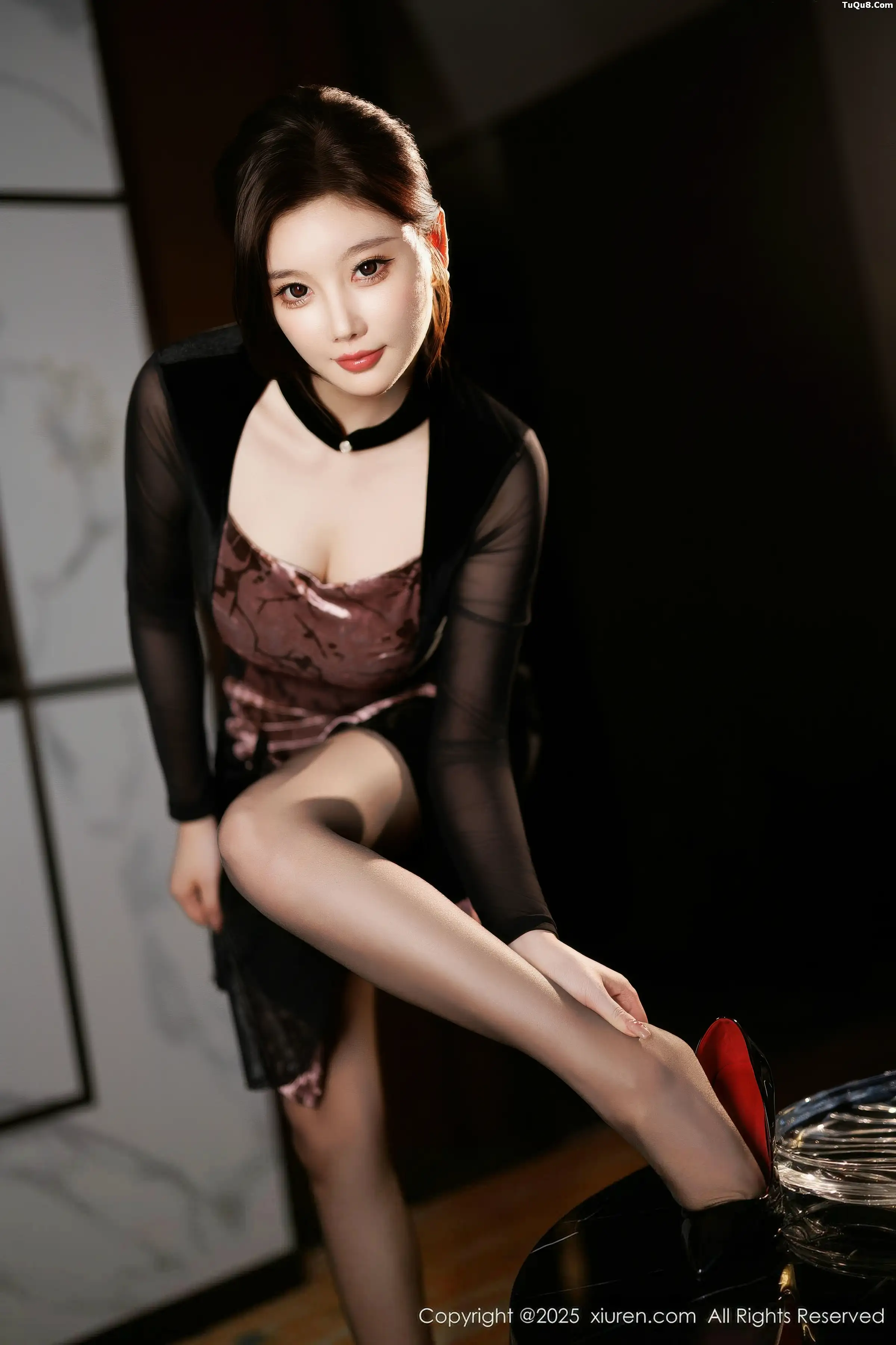 CHENCHEN.性感黑色情趣内衣配黑丝袜秀丰腴身材绝美写真 第 23 张