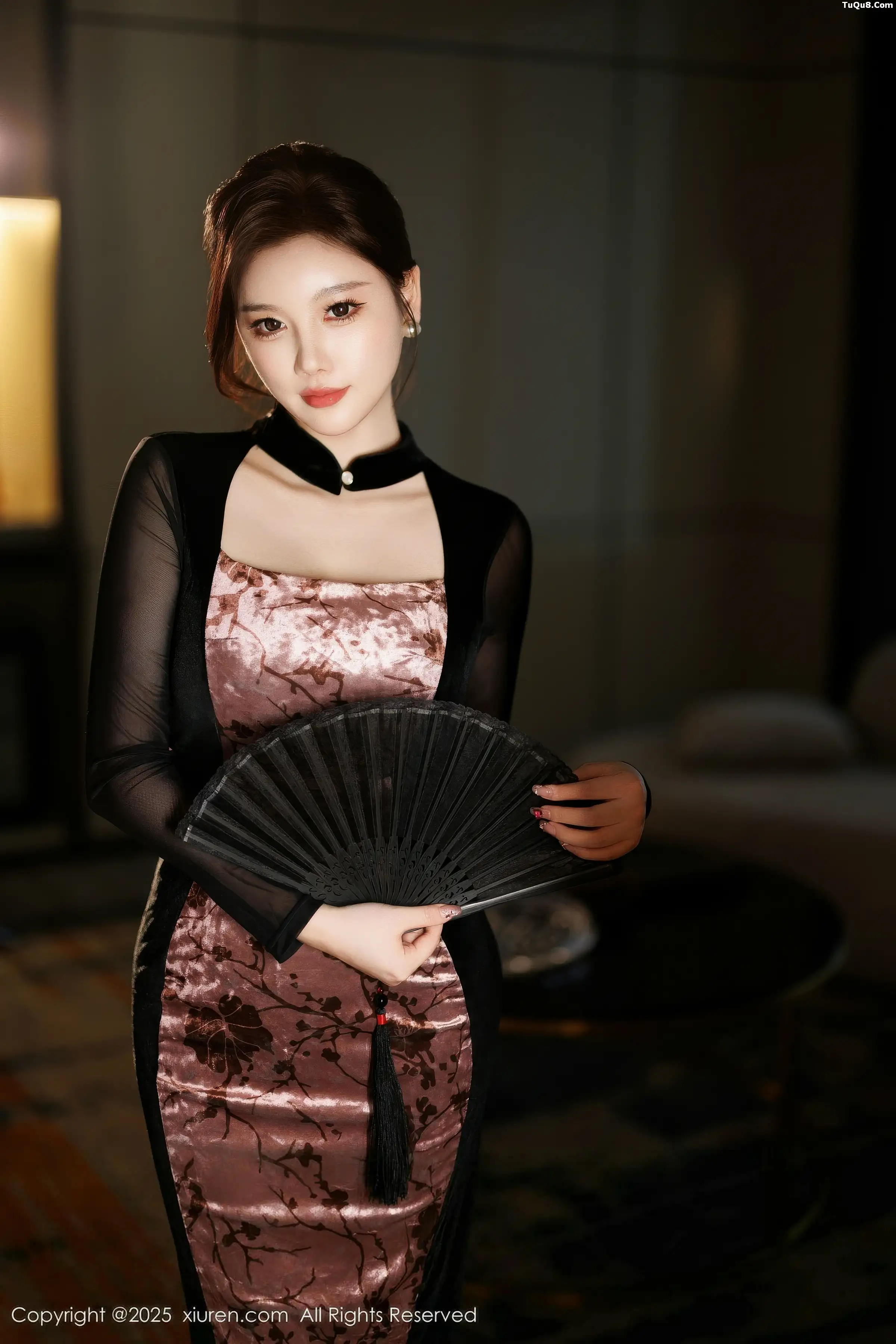 CHENCHEN.性感黑色情趣内衣配黑丝袜秀丰腴身材绝美写真 第 3 张