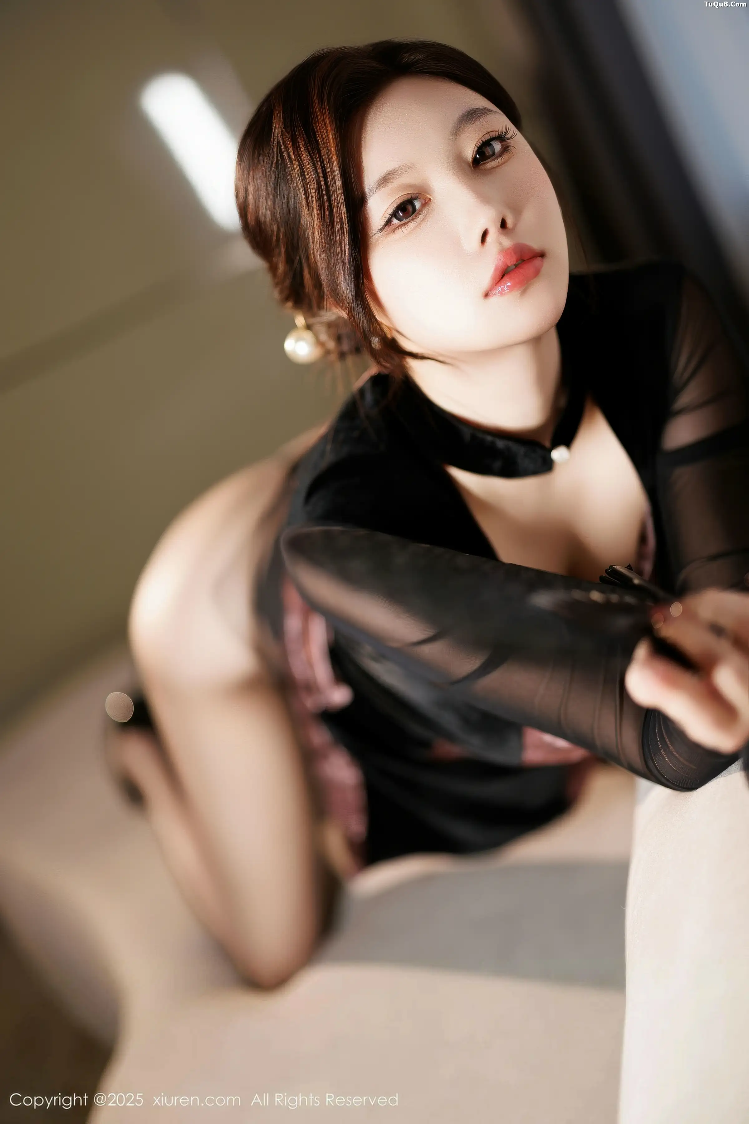 CHENCHEN.性感黑色情趣内衣配黑丝袜秀丰腴身材绝美写真 第 38 张