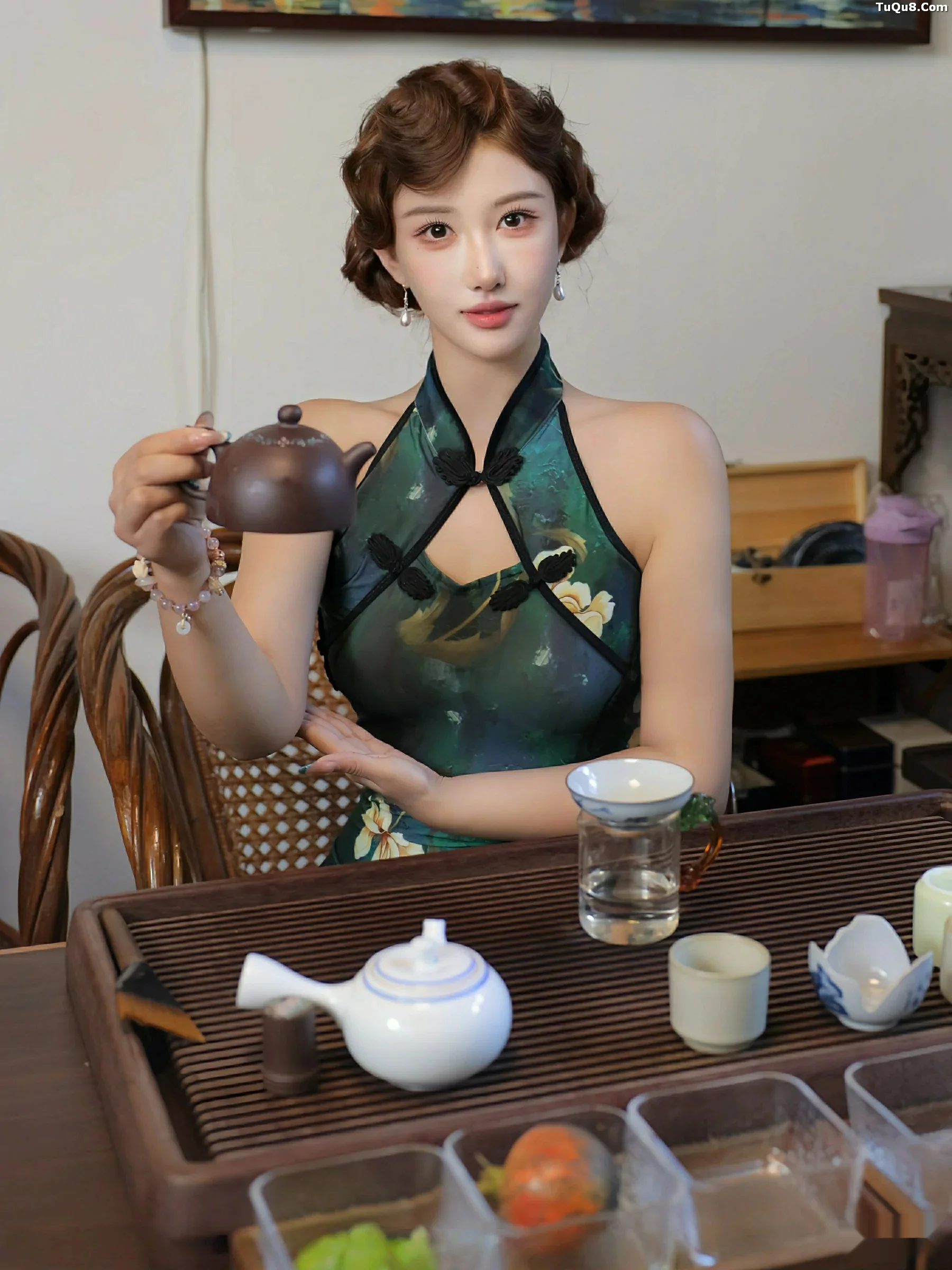 金允希Yuki性感绿色旗袍配超薄肉丝秀丰腴身材迷人绝美写真 第 2 张