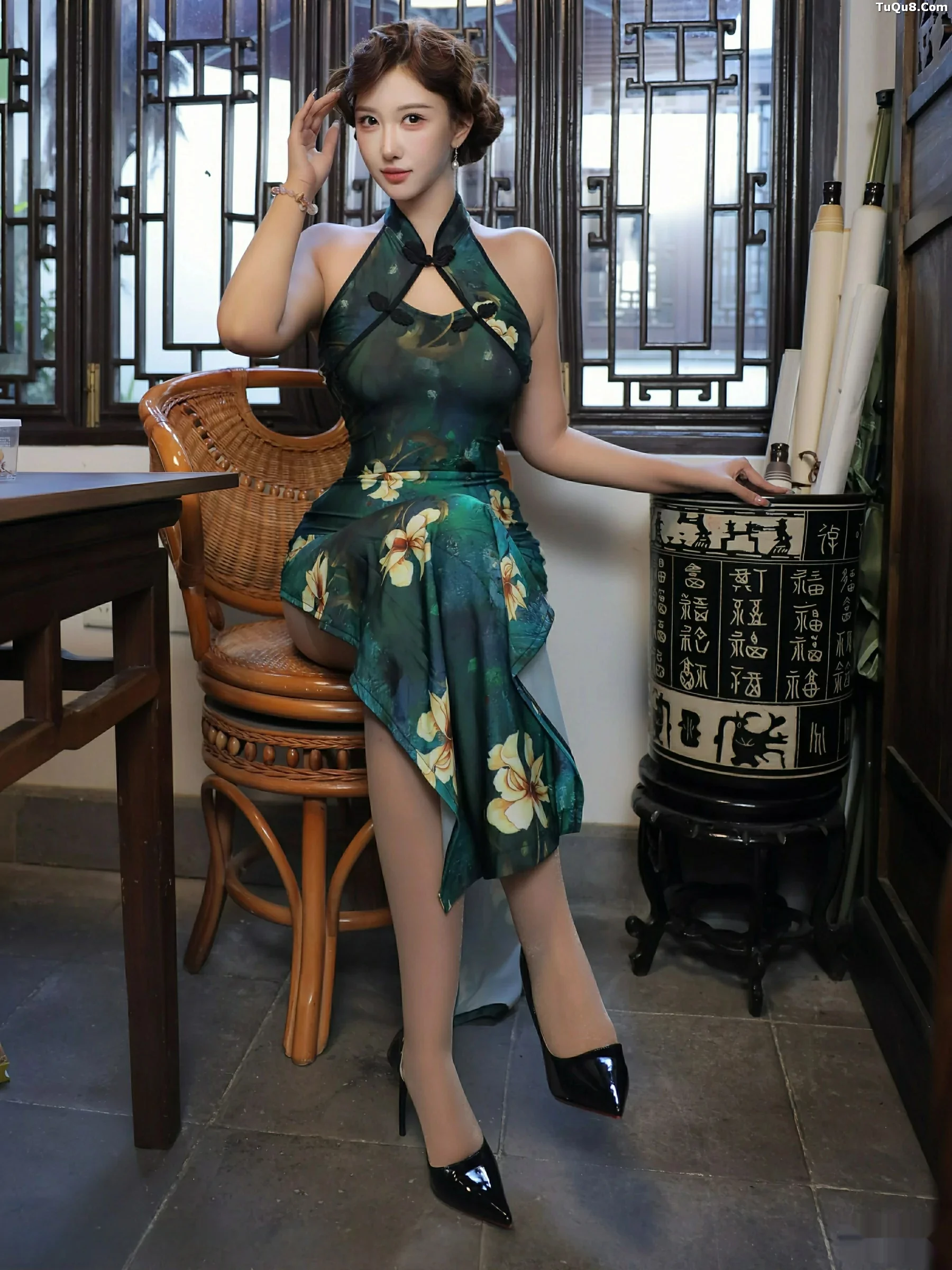 金允希Yuki性感绿色旗袍配超薄肉丝秀丰腴身材迷人绝美写真 第 45 张