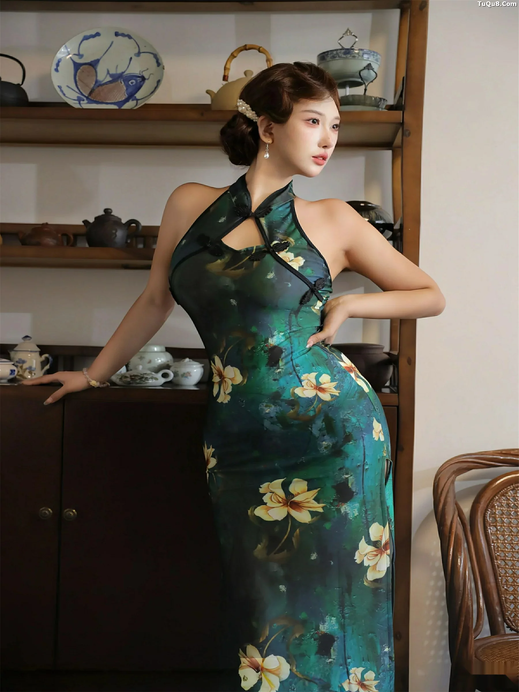 金允希Yuki性感绿色旗袍配超薄肉丝秀丰腴身材迷人绝美写真 第 51 张