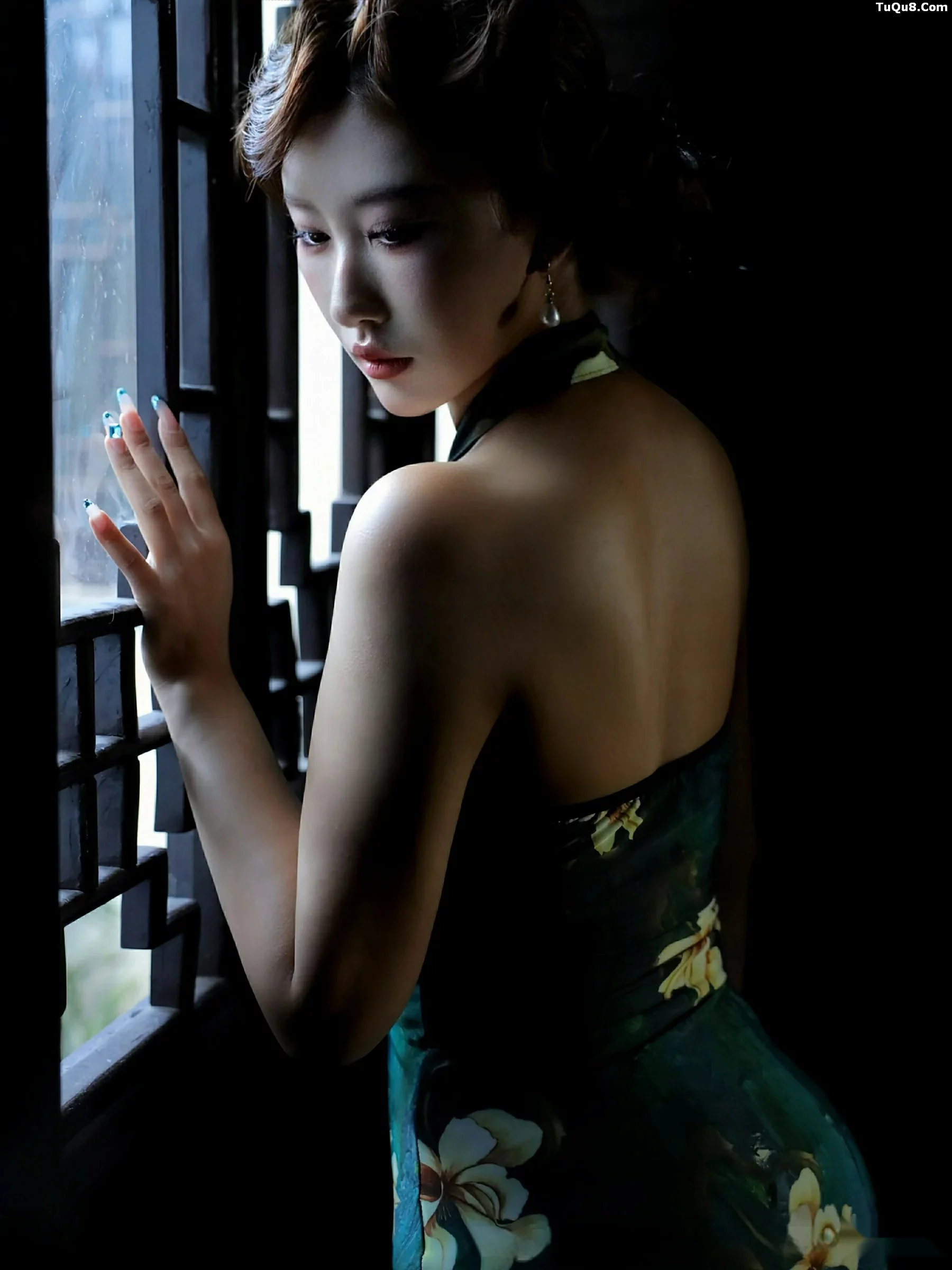 金允希Yuki性感绿色旗袍配超薄肉丝秀丰腴身材迷人绝美写真 第 54 张