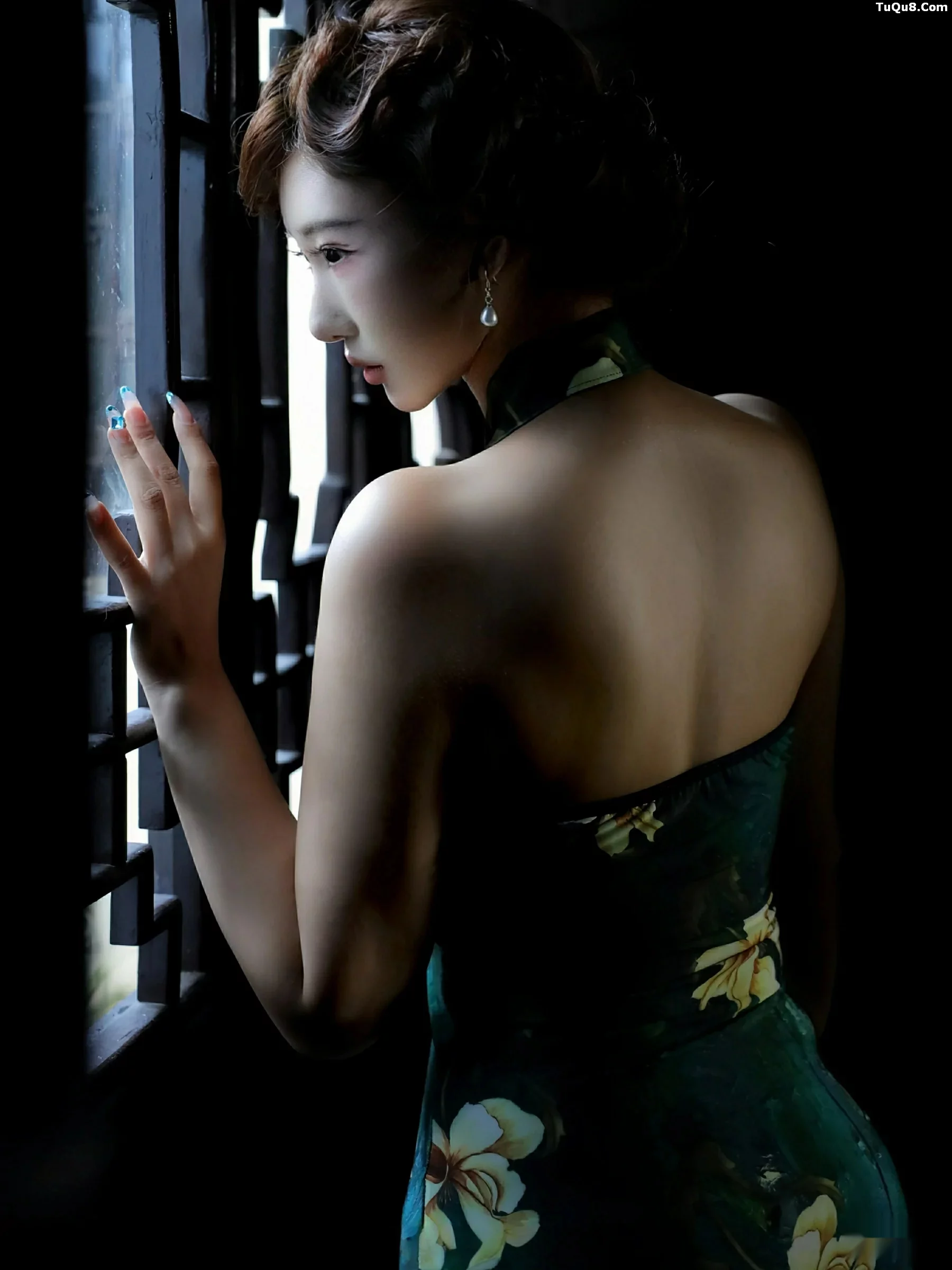 金允希Yuki性感绿色旗袍配超薄肉丝秀丰腴身材迷人绝美写真 第 64 张