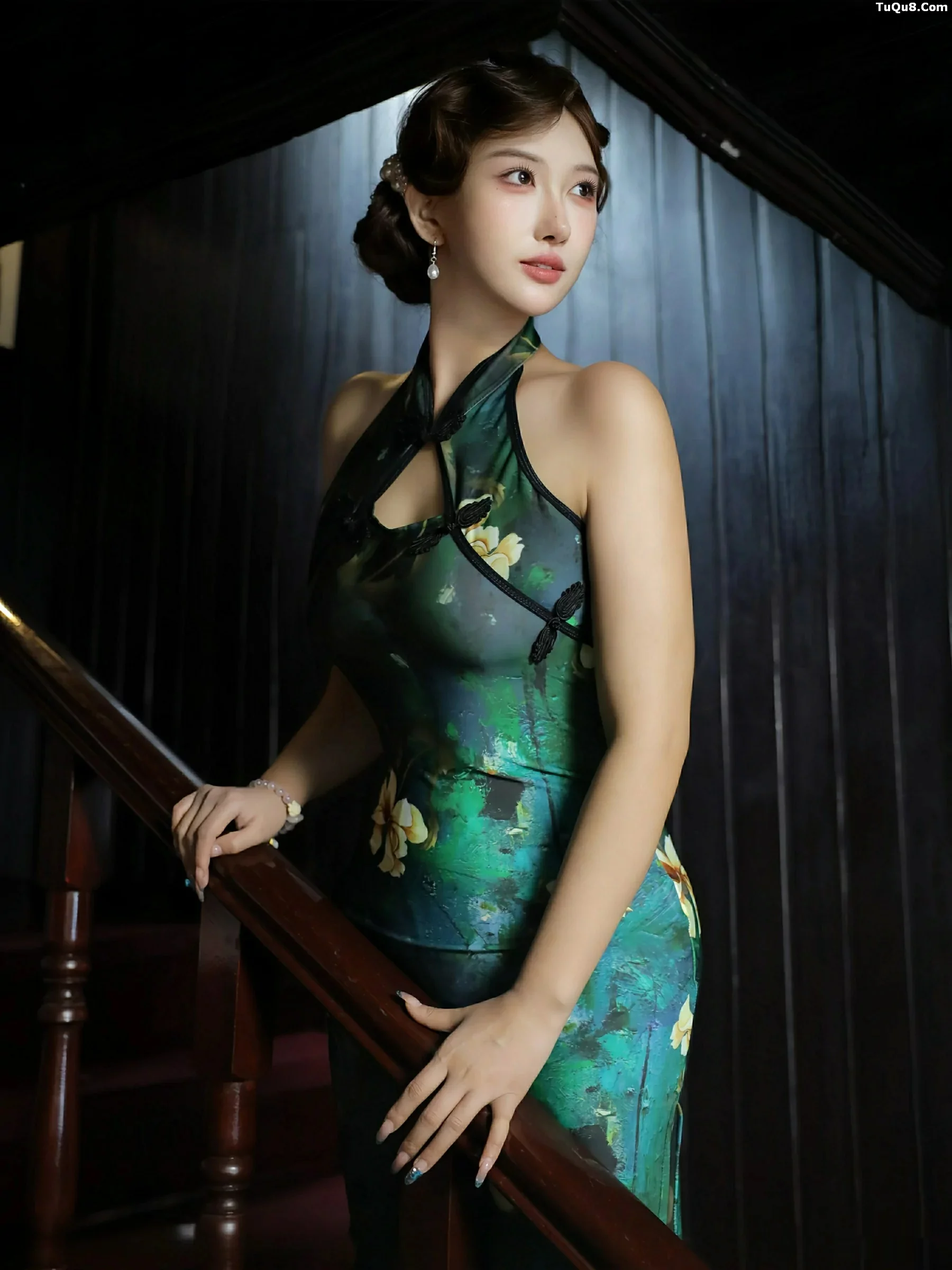 金允希Yuki性感绿色旗袍配超薄肉丝秀丰腴身材迷人绝美写真 第 76 张