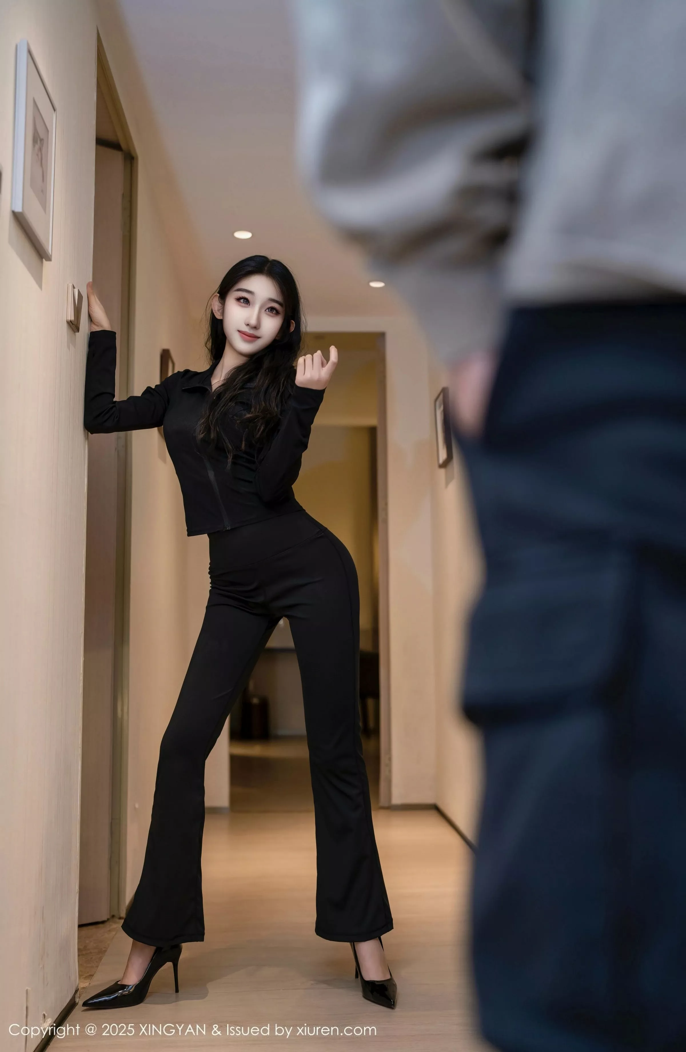 星冉性感黑色外套露白色内衣秀曼妙身姿撩人绝美写真 第 1 张