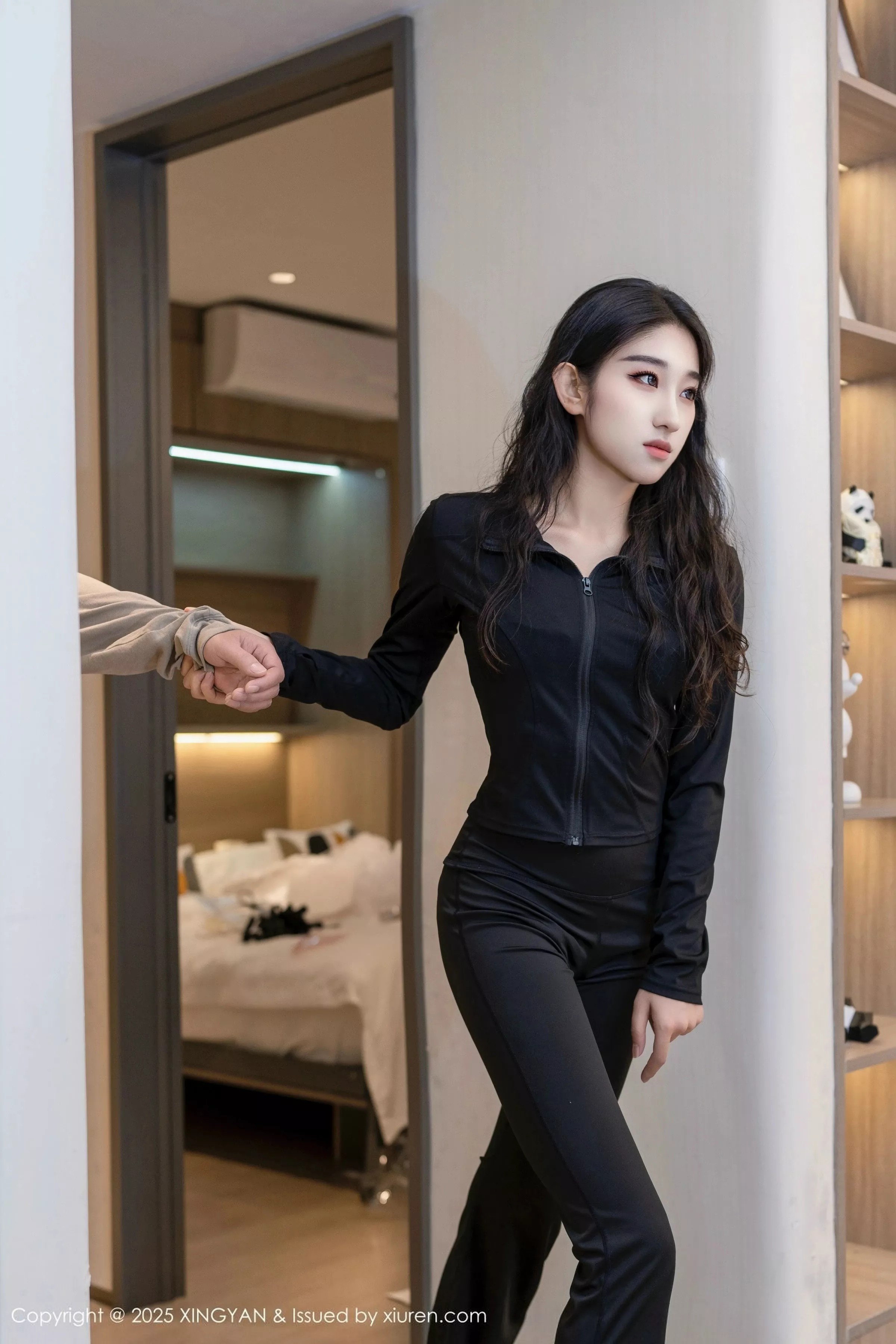 星冉性感黑色外套露白色内衣秀曼妙身姿撩人绝美写真 第 10 张