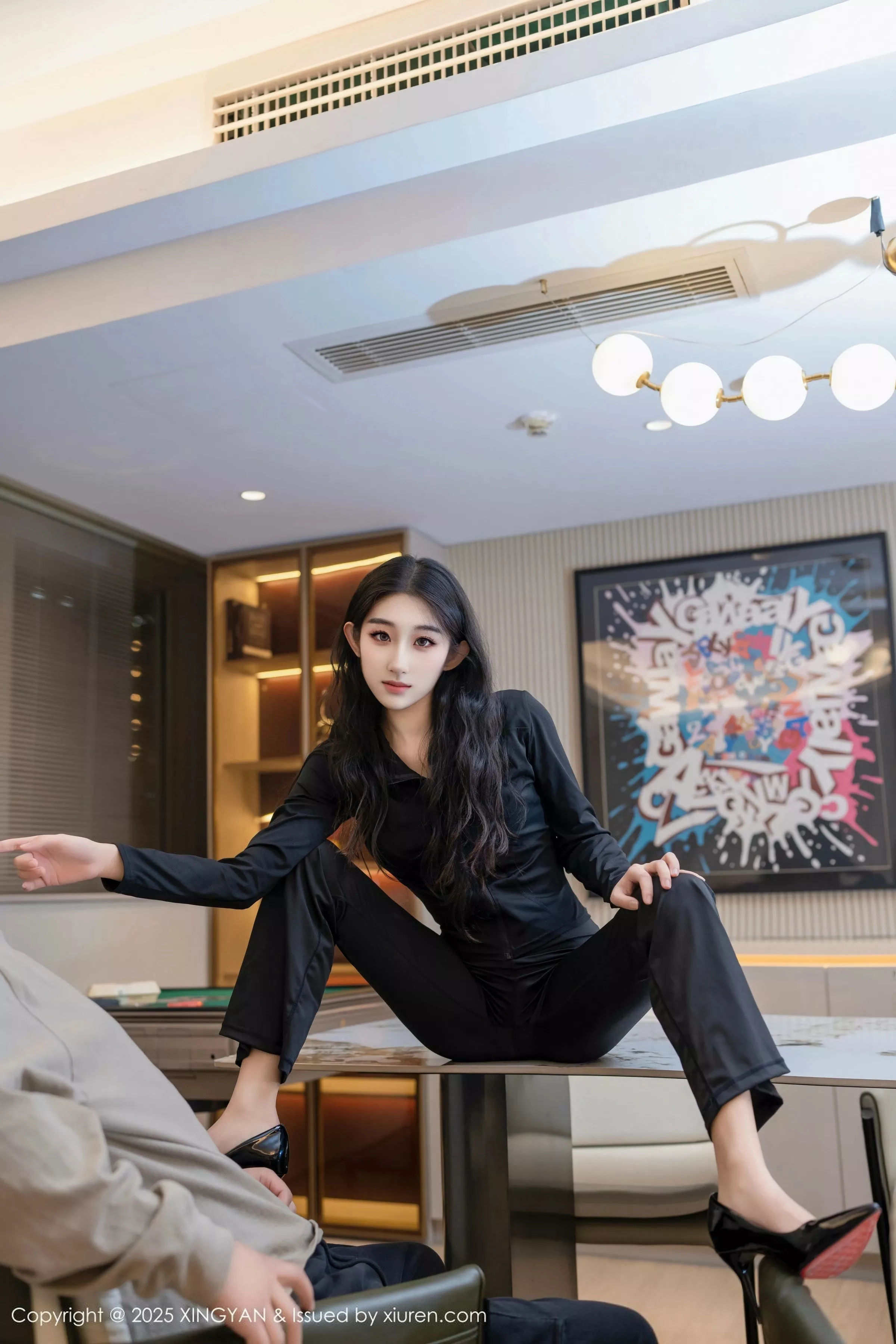 星冉性感黑色外套露白色内衣秀曼妙身姿撩人绝美写真 第 12 张