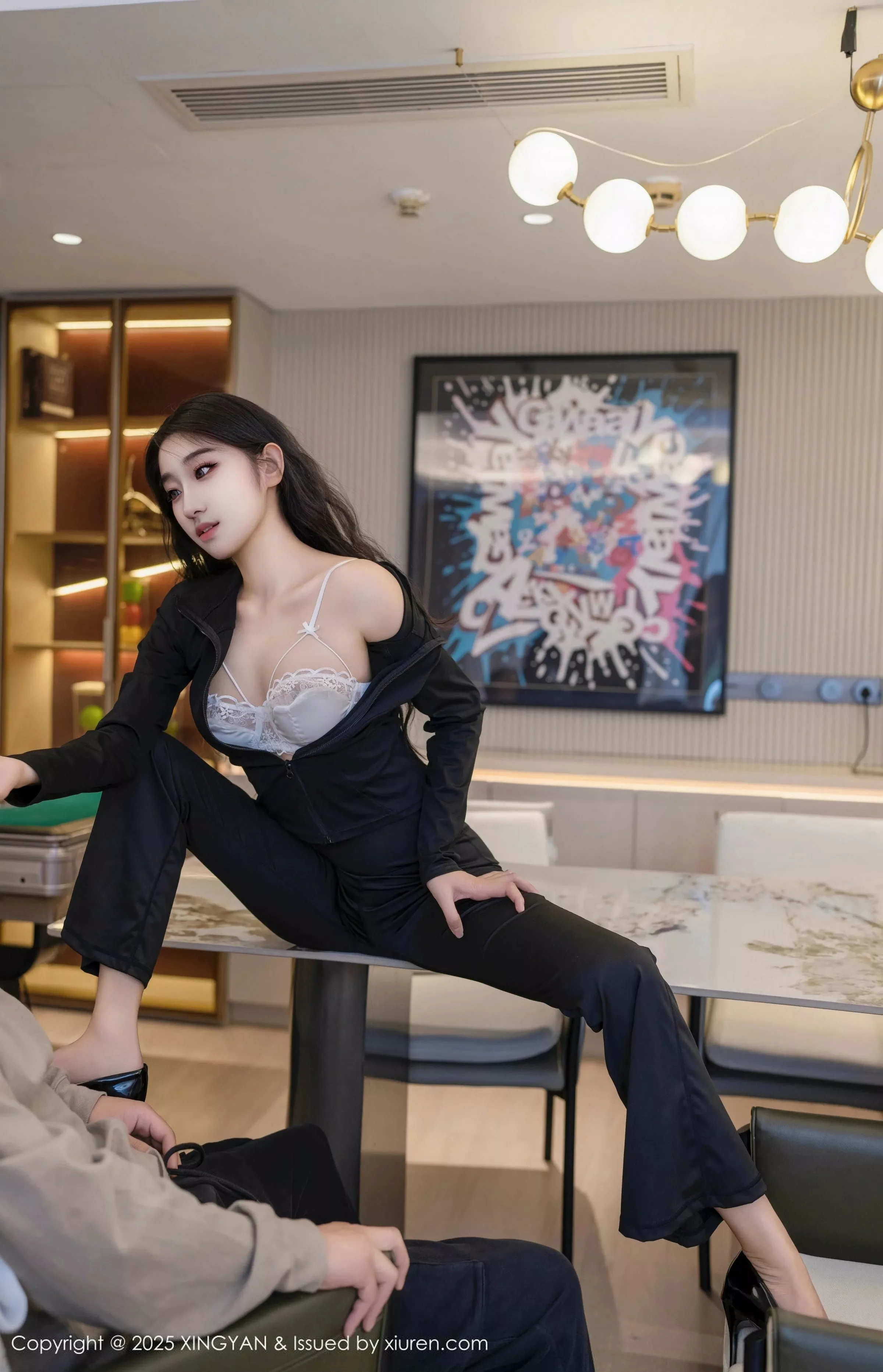 星冉性感黑色外套露白色内衣秀曼妙身姿撩人绝美写真 第 21 张