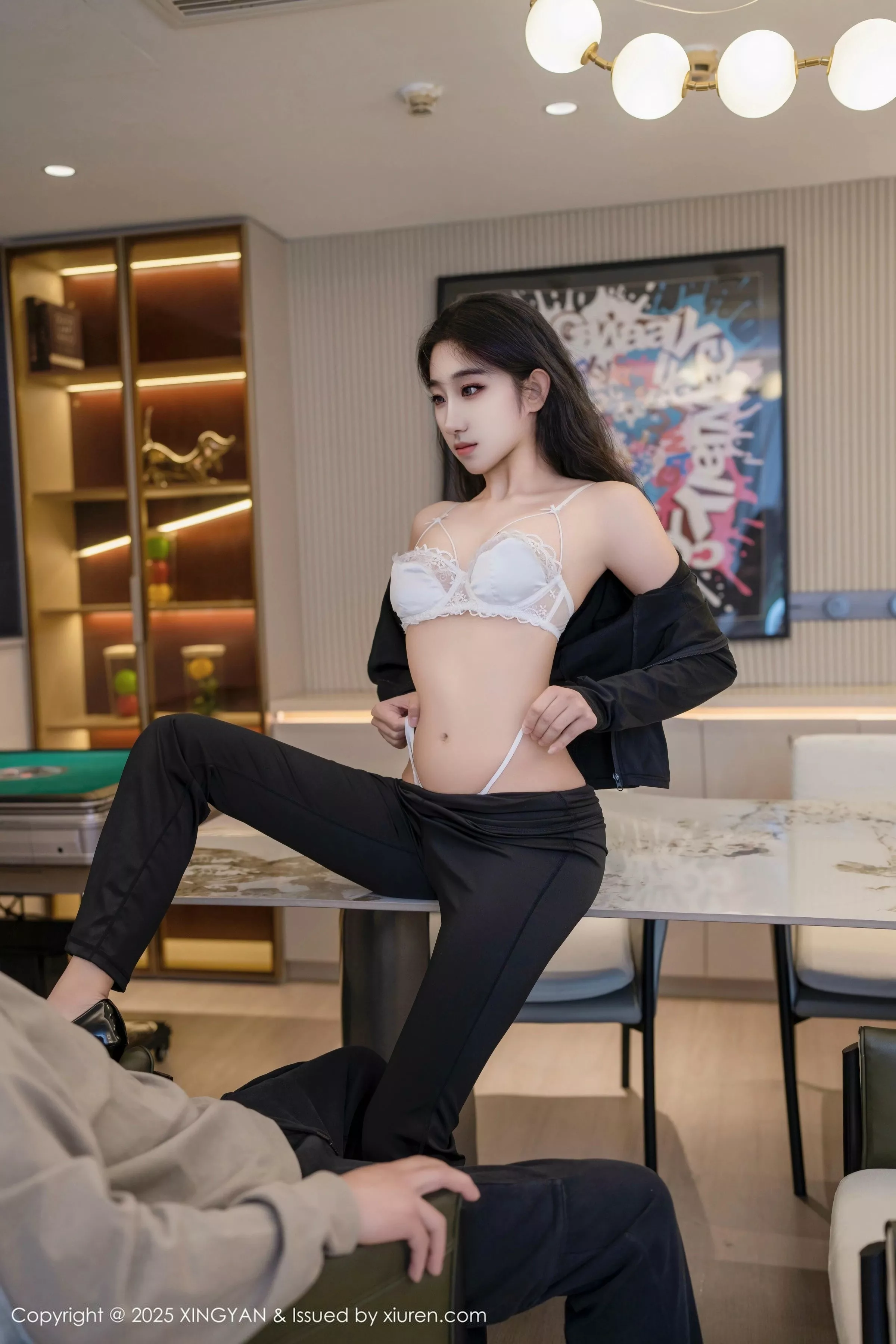 星冉性感黑色外套露白色内衣秀曼妙身姿撩人绝美写真 第 35 张