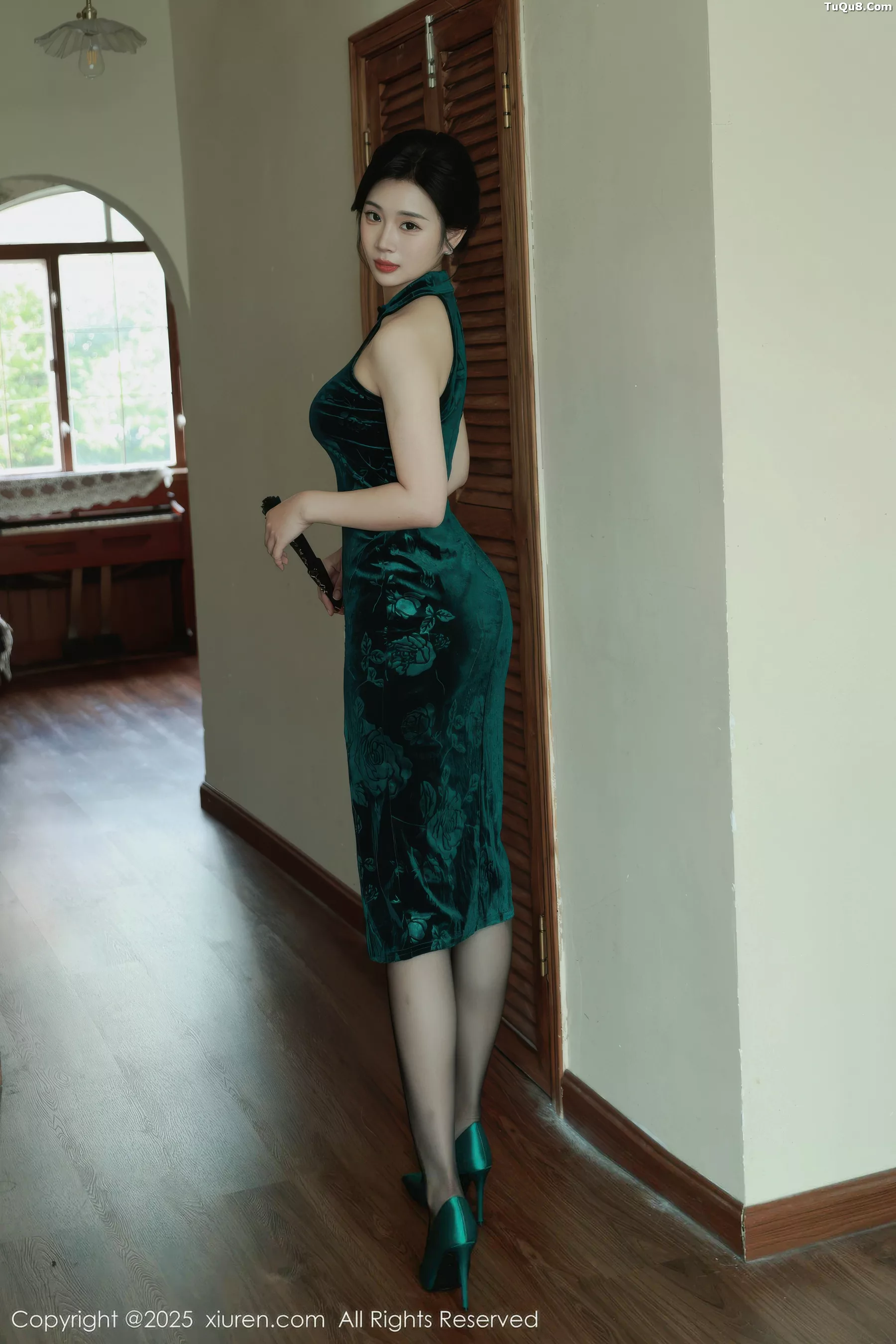 南乔性感墨绿色蕾丝内衣配超薄黑丝秀惹火身材撩人绝美写真 第 6 张