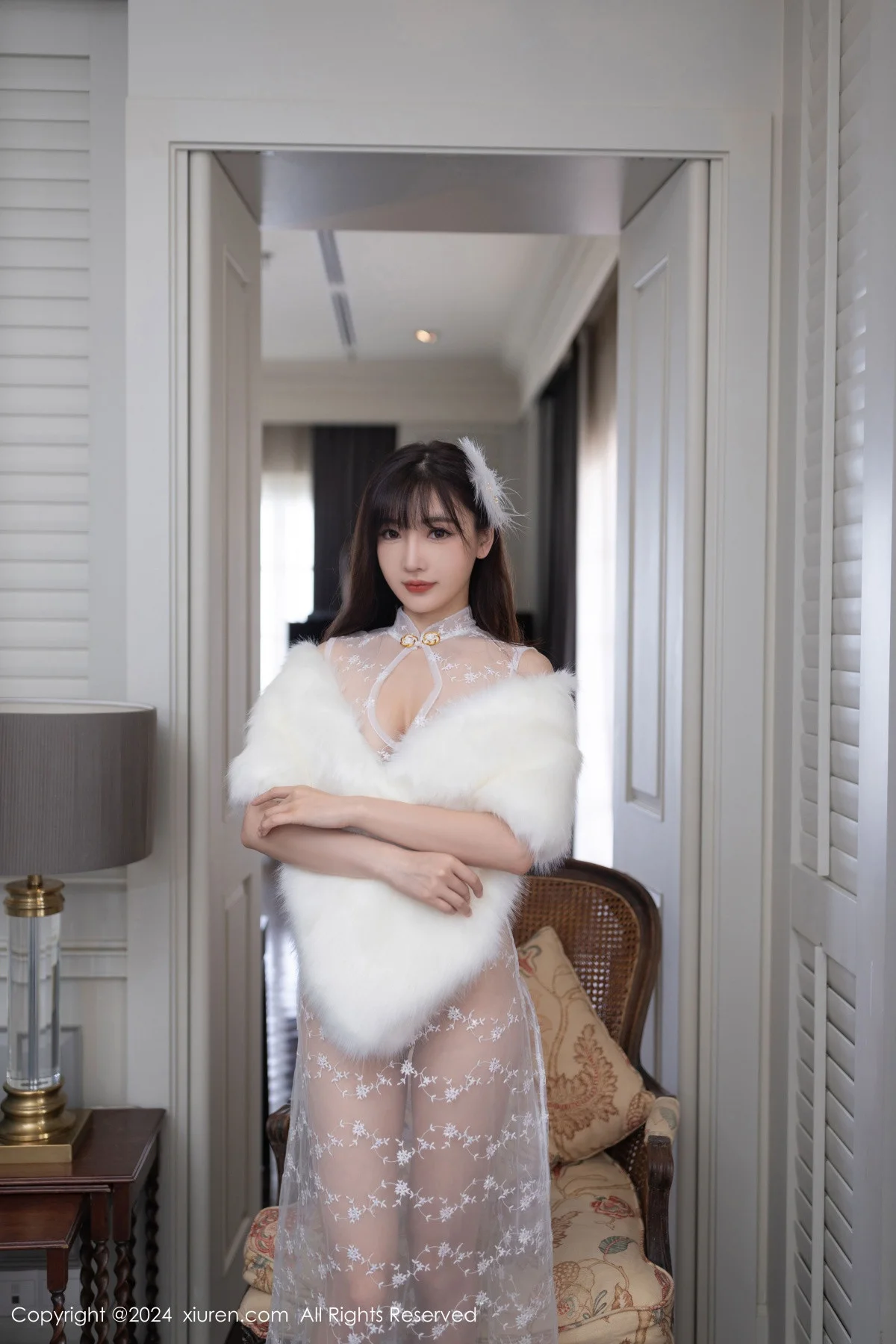 陆萱萱性感白色透视旗袍配超薄肉丝秀惹火身材撩人绝美写真 第 1 张