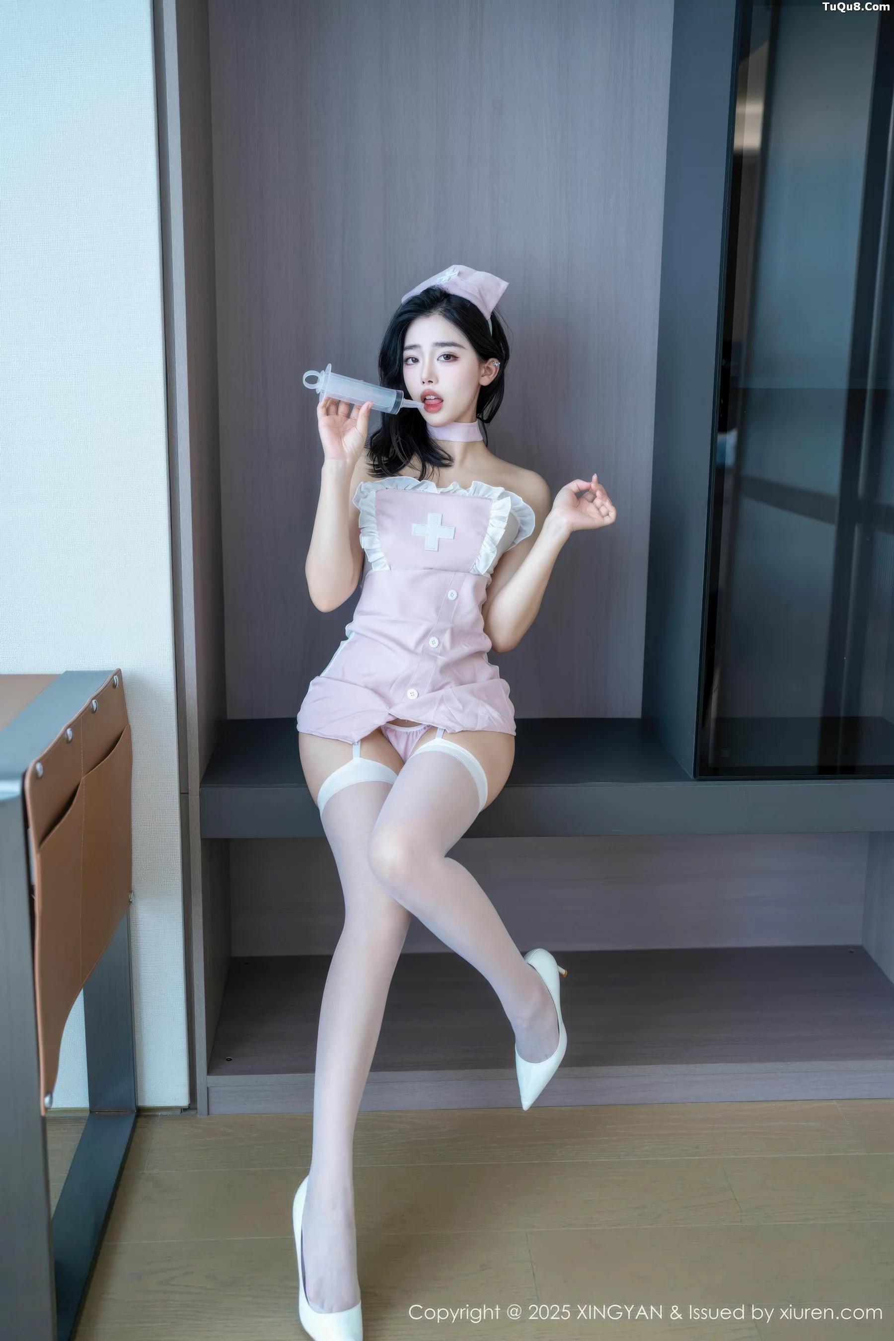 阮福福性感粉色护士装配白丝吊袜秀完美身材绝美写真 第 8 张