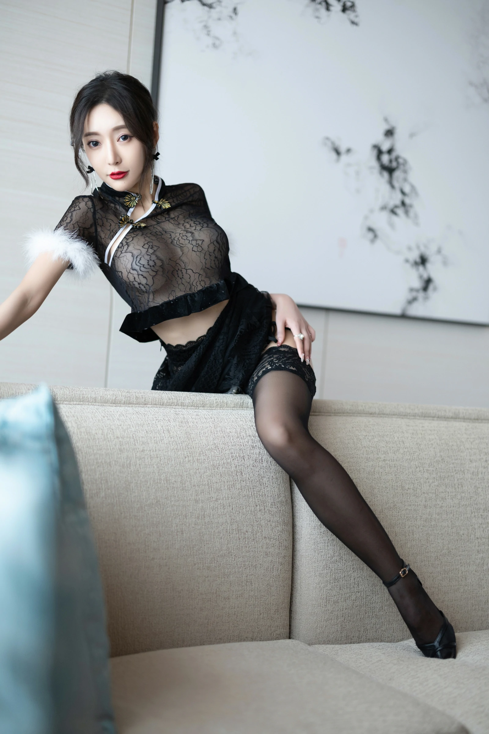 [秀人付费] 王馨瑶Yanni 诱人私拍福利 黑色网纱旗袍 第 24 张
