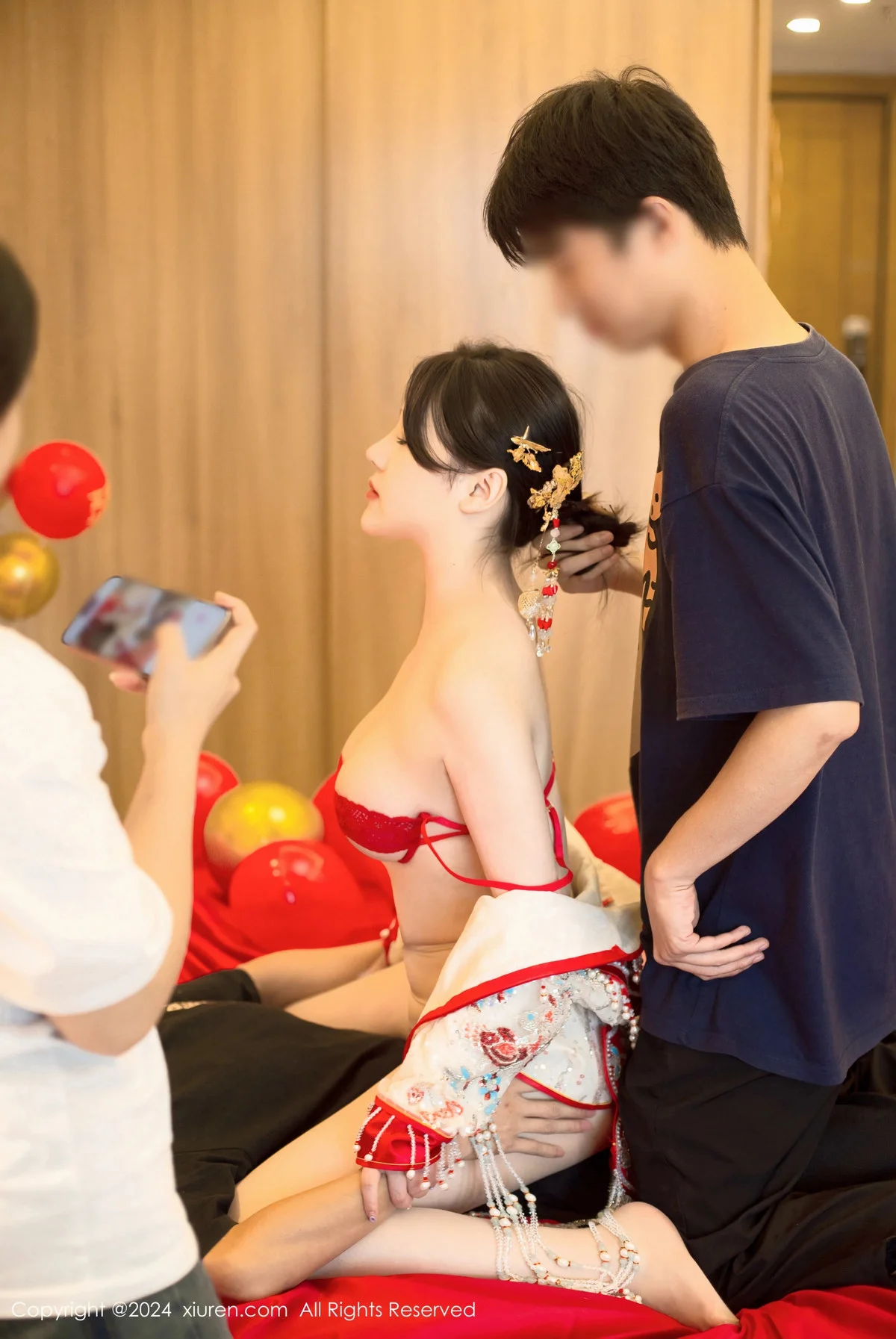 豆瓣酱闹新娘主题红色新娘装配超薄肉丝秀丰腴身材绝美写真 第 7 张