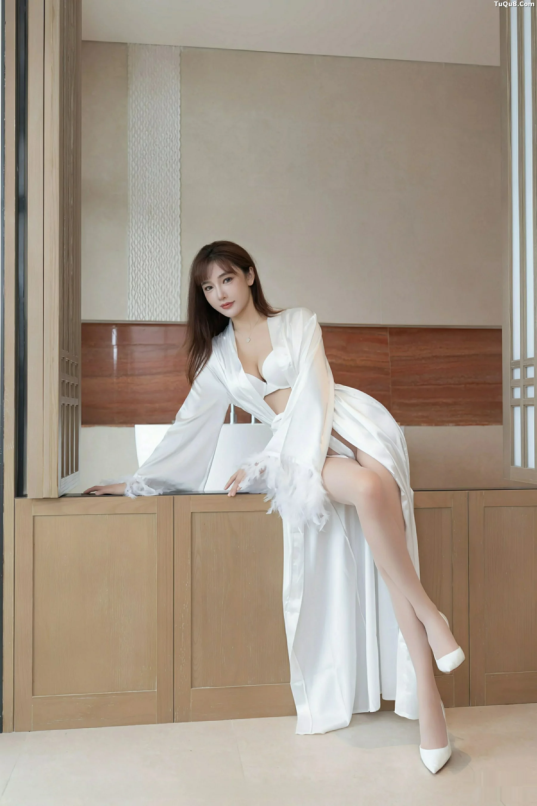 陆萱萱性感睡袍露白色内衣配超薄肉丝秀柔美身姿撩人绝美写真 第 31 张