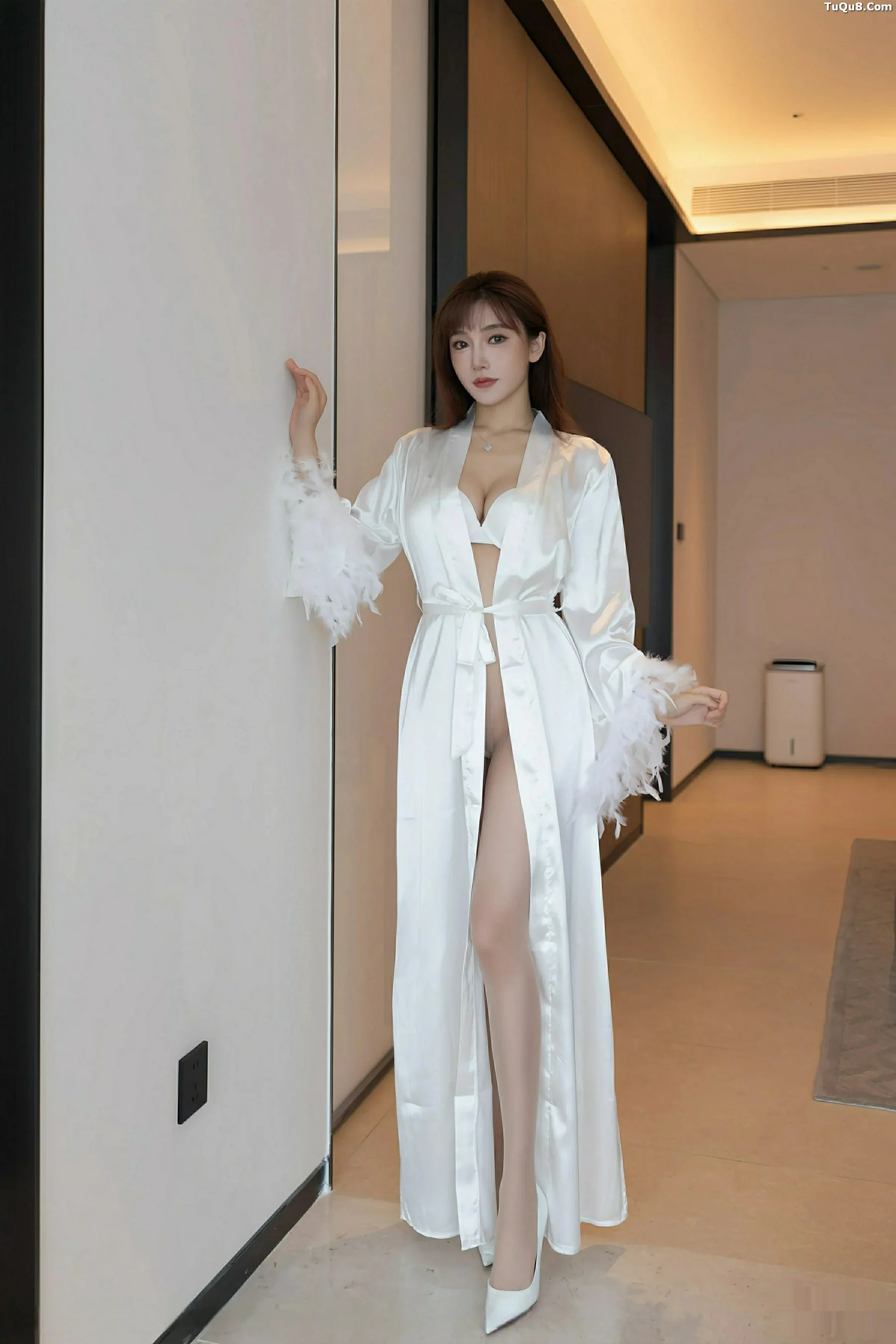 陆萱萱性感睡袍露白色内衣配超薄肉丝秀柔美身姿撩人绝美写真 第 4 张
