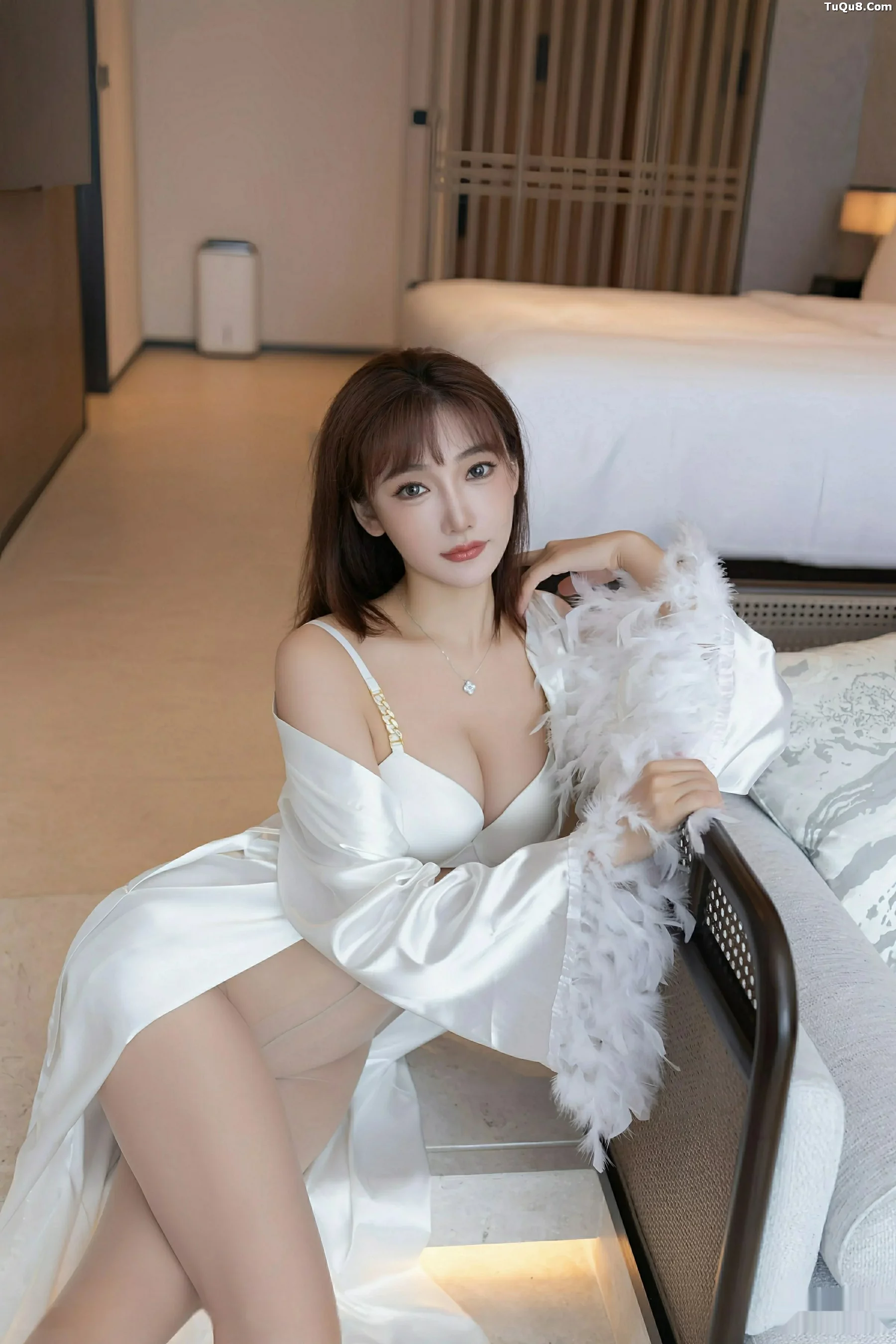 陆萱萱性感睡袍露白色内衣配超薄肉丝秀柔美身姿撩人绝美写真 第 43 张