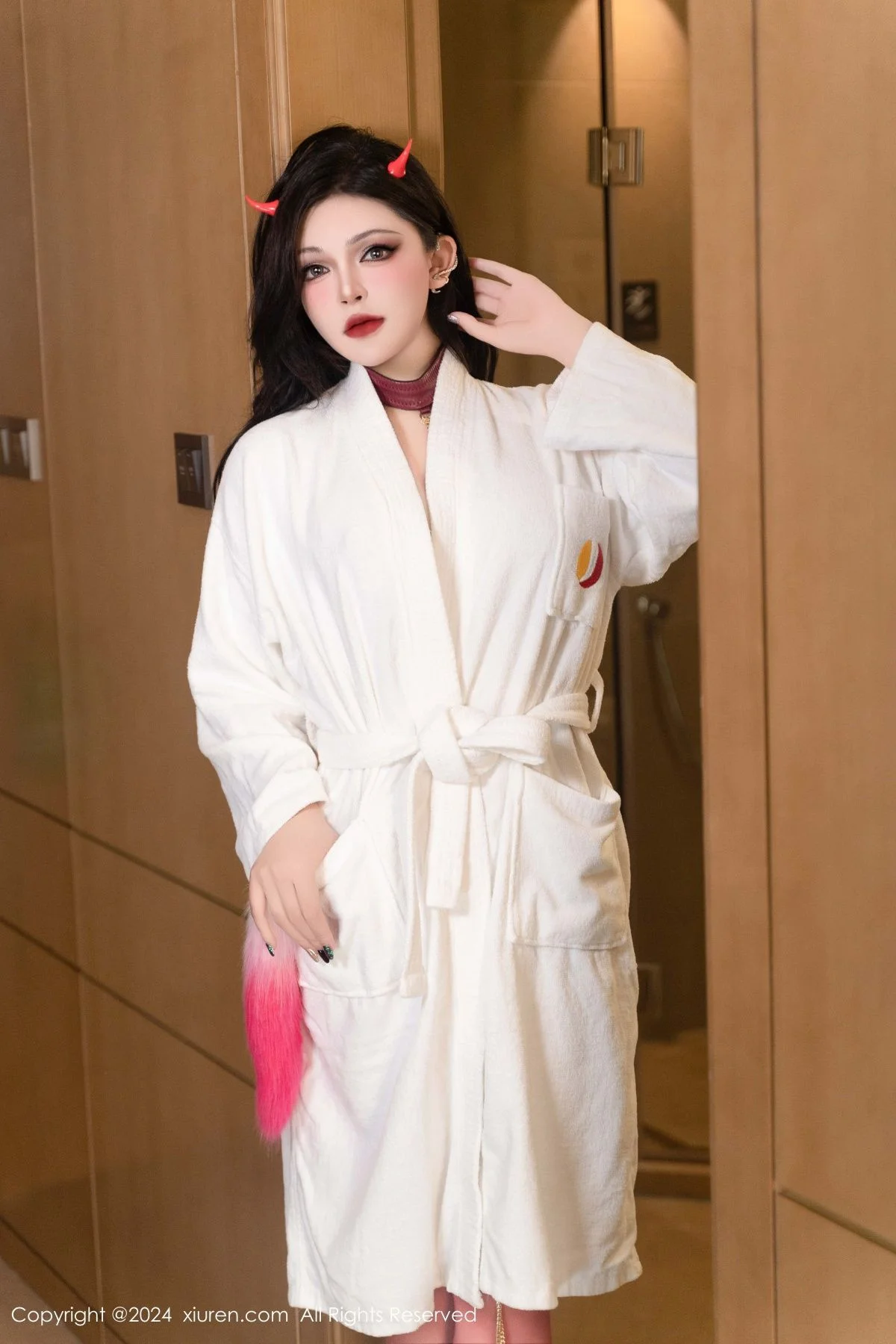 伊丽莎有点白性感白色睡袍露情趣内衣秀丰满身材绝美写真 第 6 张