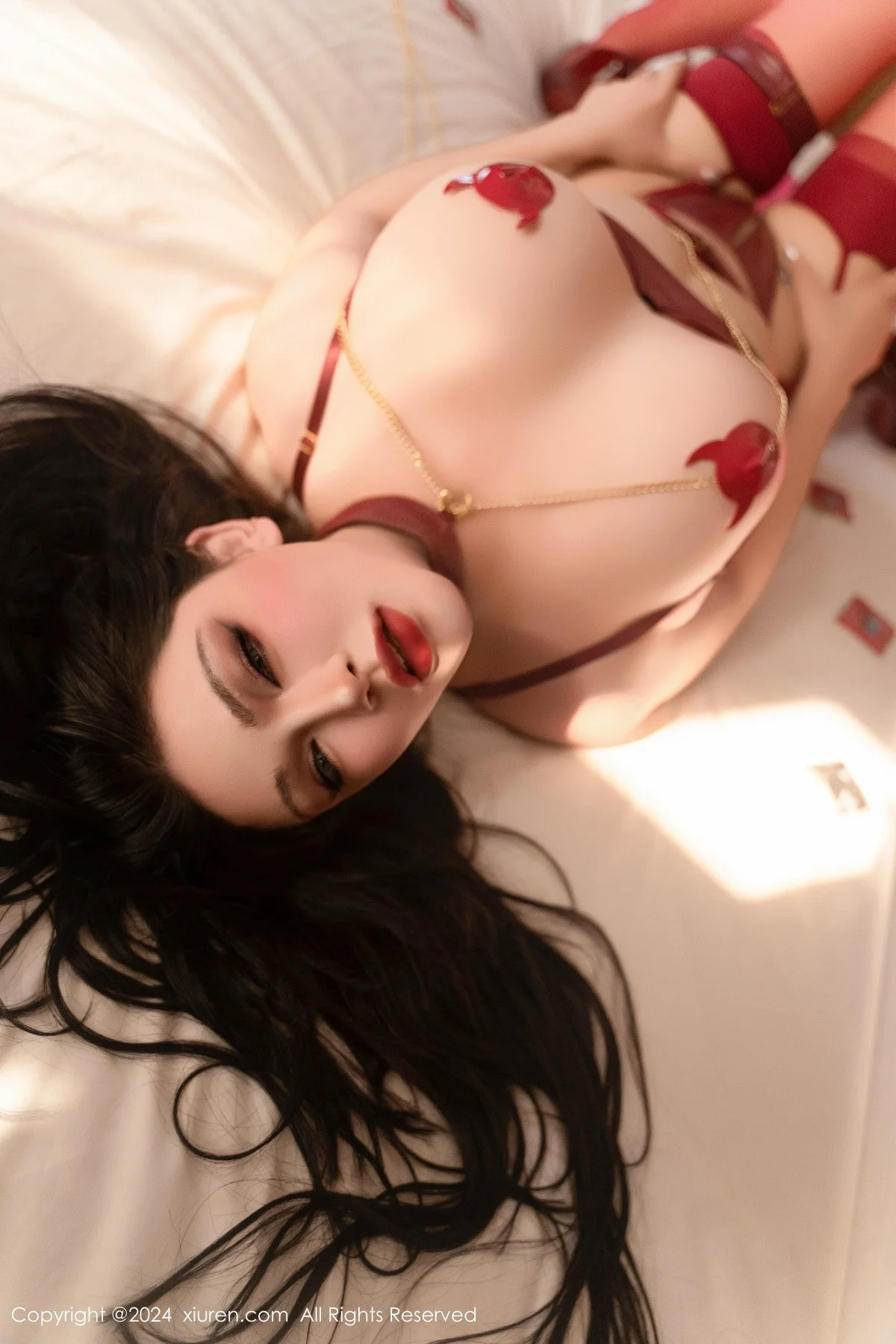 伊丽莎有点白性感白色睡袍露情趣内衣秀丰满身材绝美写真 第 69 张