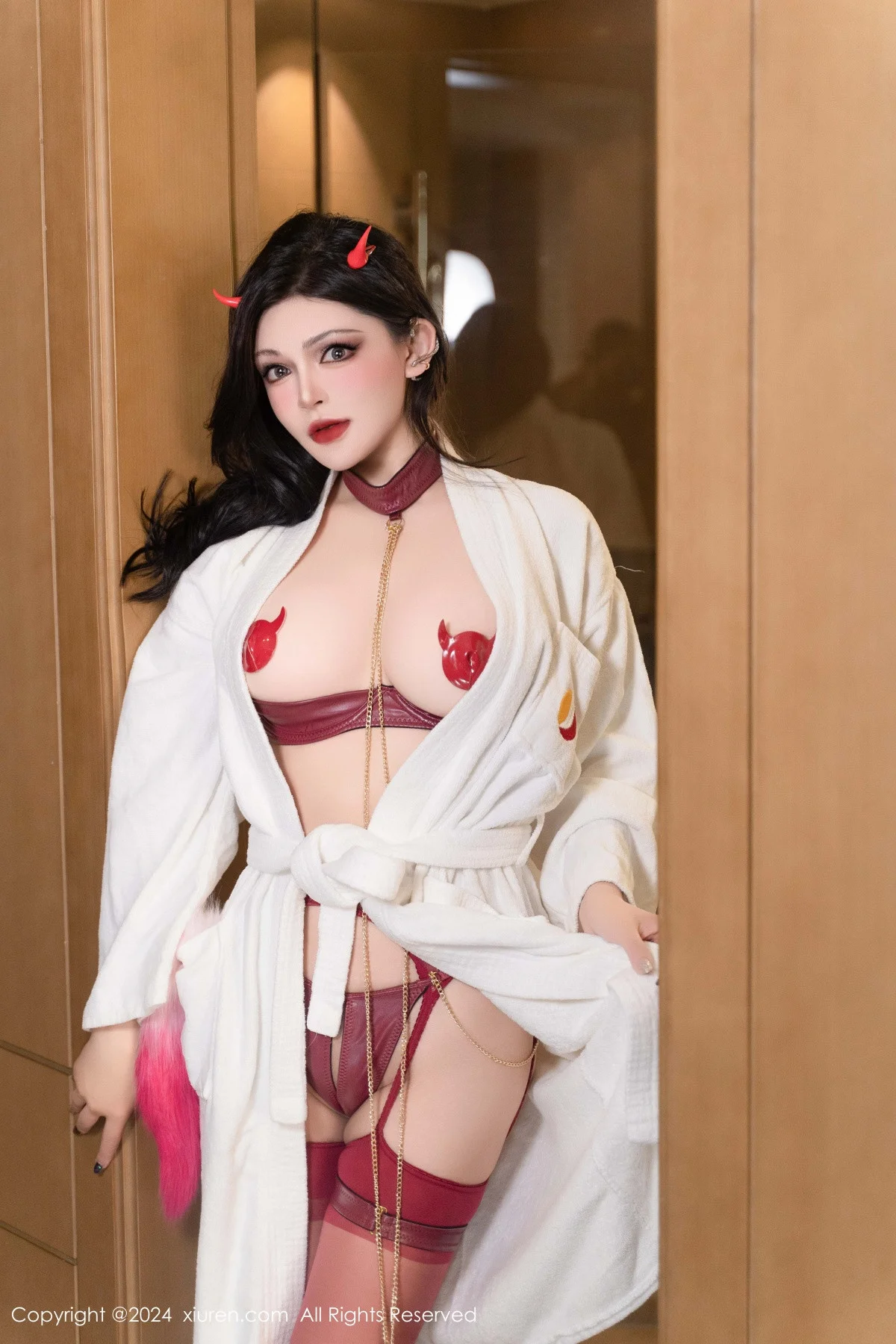 伊丽莎有点白性感白色睡袍露情趣内衣秀丰满身材绝美写真 第 88 张