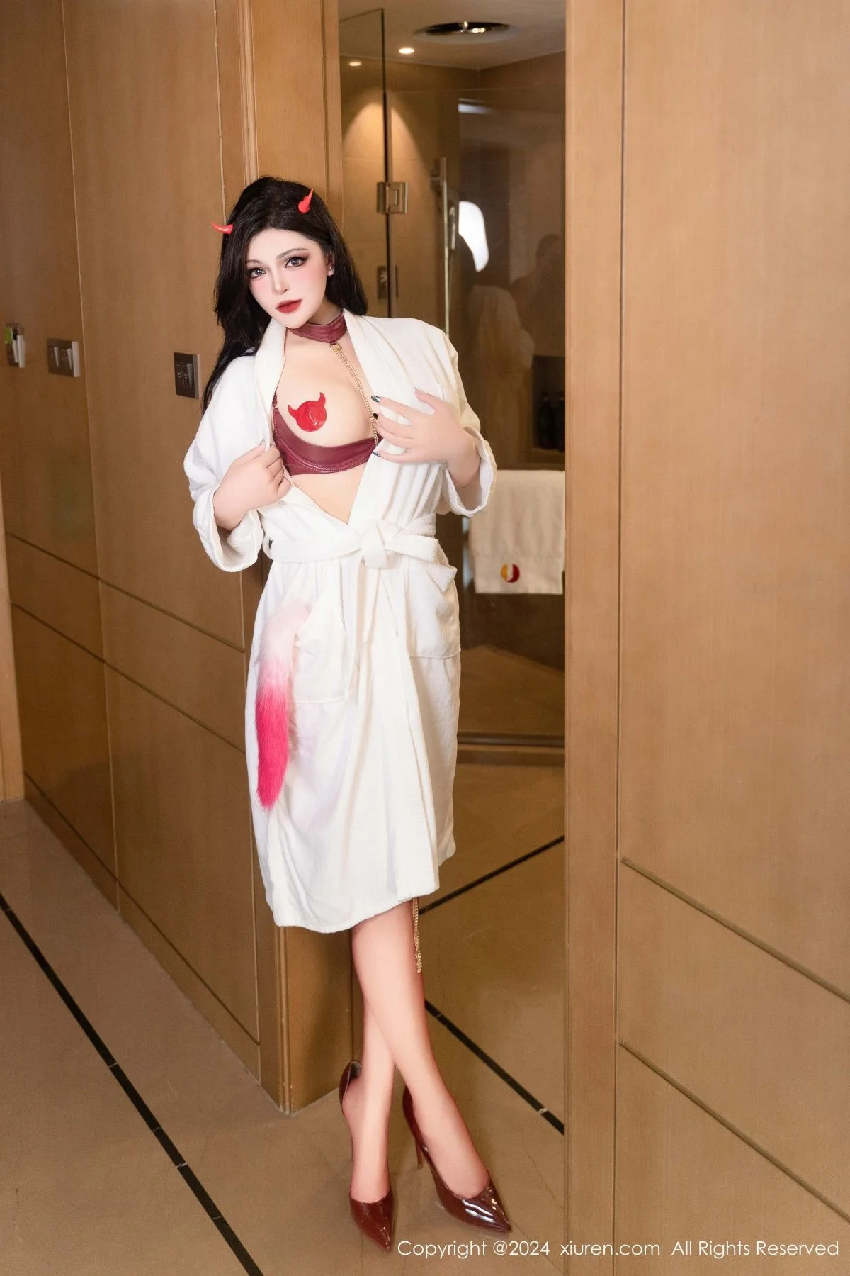 伊丽莎有点白性感白色睡袍露情趣内衣秀丰满身材绝美写真 第 9 张