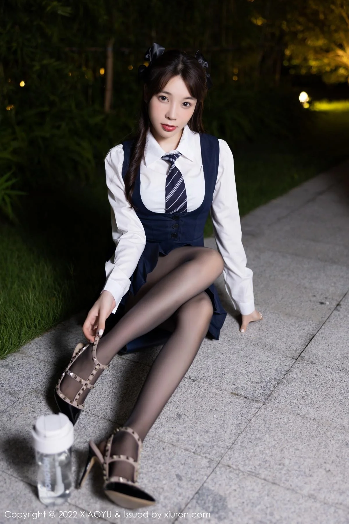 徐莉芝Booty深蓝背带裙配超薄黑丝半脱露性感内衣绝美写真 第 14 张