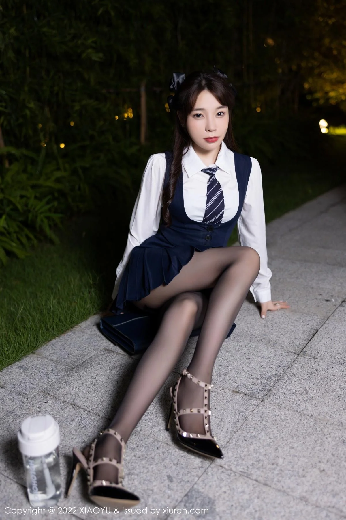 徐莉芝Booty深蓝背带裙配超薄黑丝半脱露性感内衣绝美写真 第 18 张